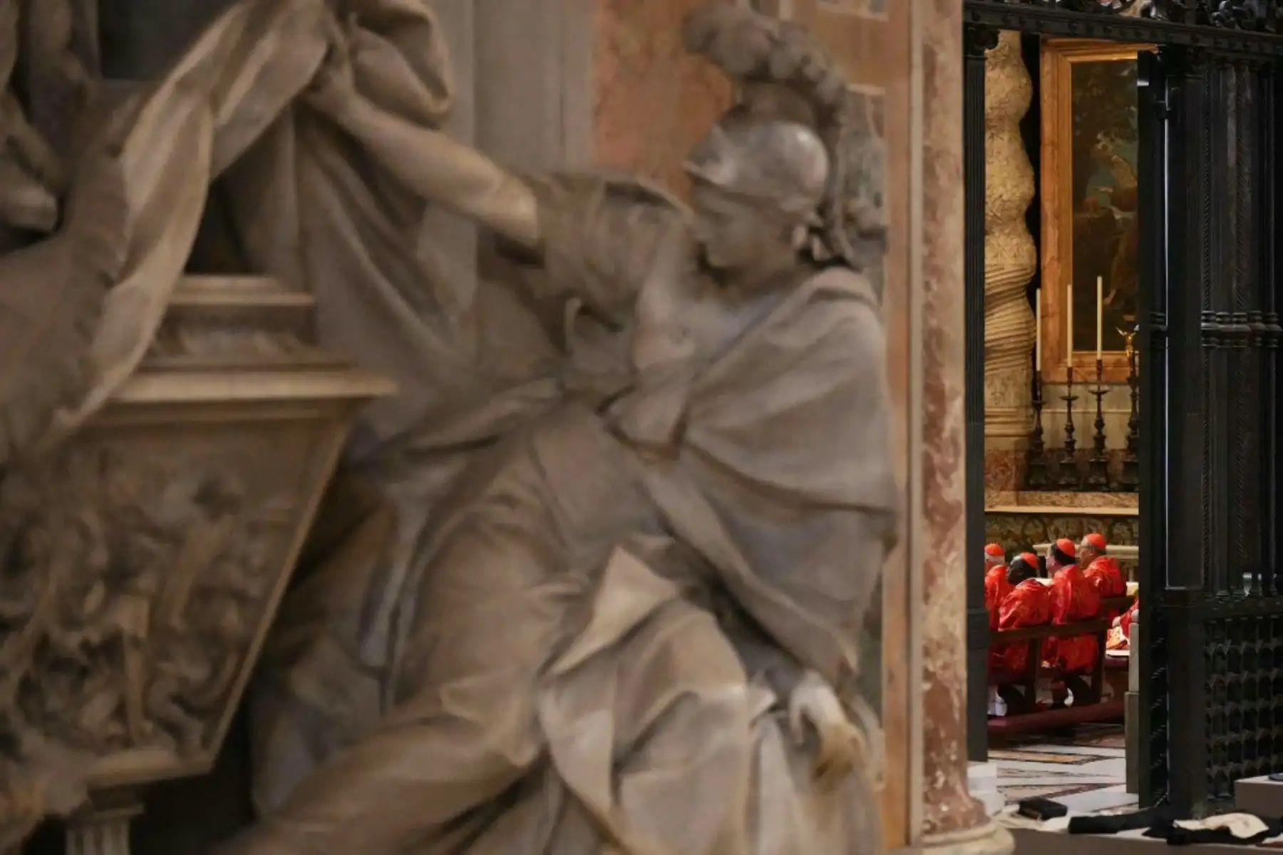 Cardenales durante una misa previa al inicio del cónclave para la elección del Pontífice, en la Basílica de San Pedro del Vaticano. Foto: AFP