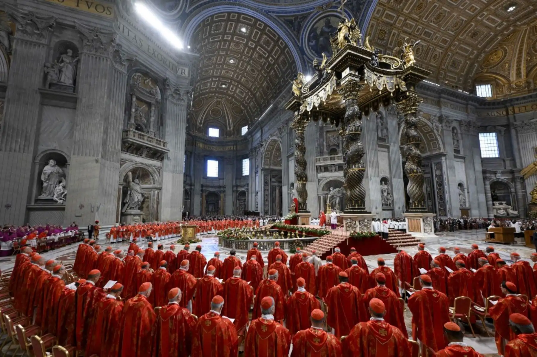 Cardenales durante una misa previa al inicio del cónclave para la elección del Pontífice, en la Basílica de San Pedro del Vaticano. Foto: AFP