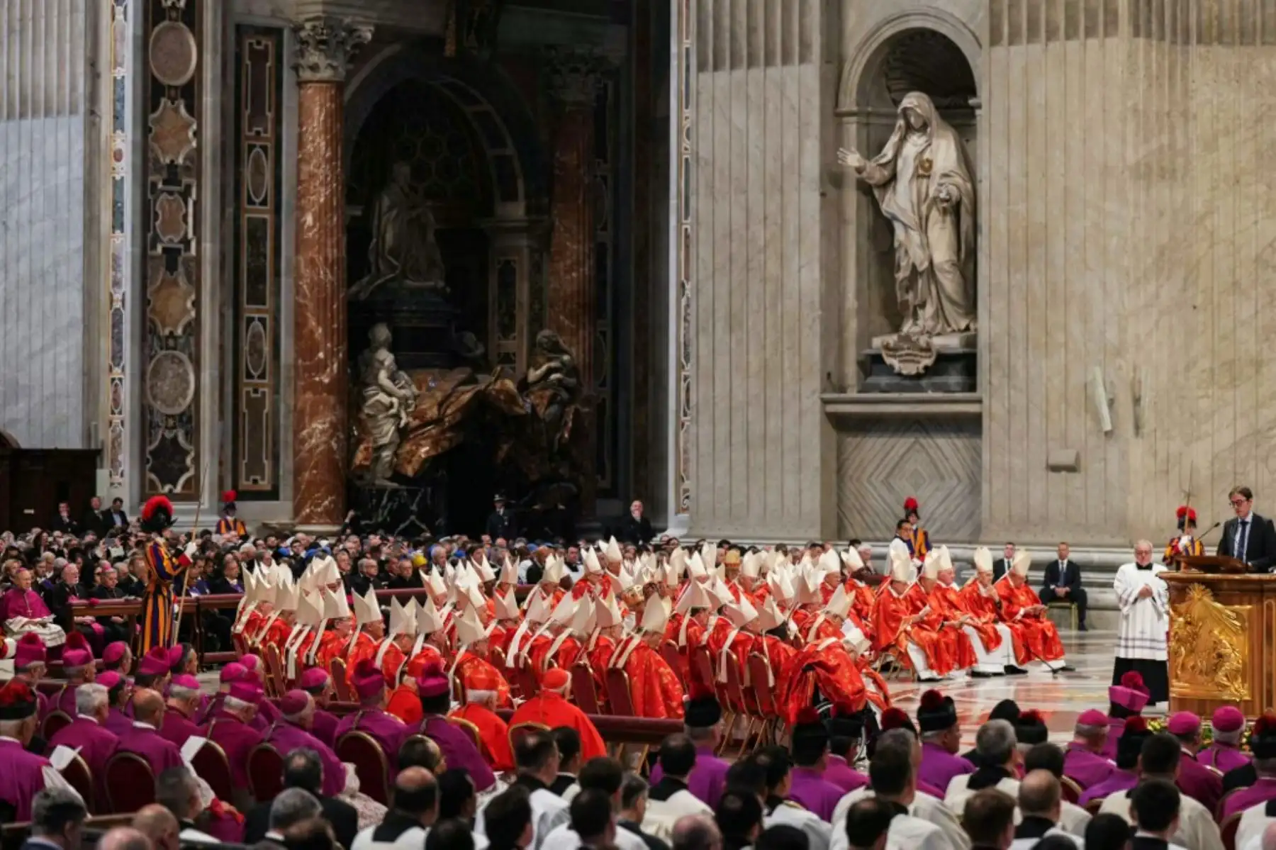 Cardenales durante una misa previa al inicio del cónclave para la elección del Pontífice, en la Basílica de San Pedro del Vaticano. Foto: AFP