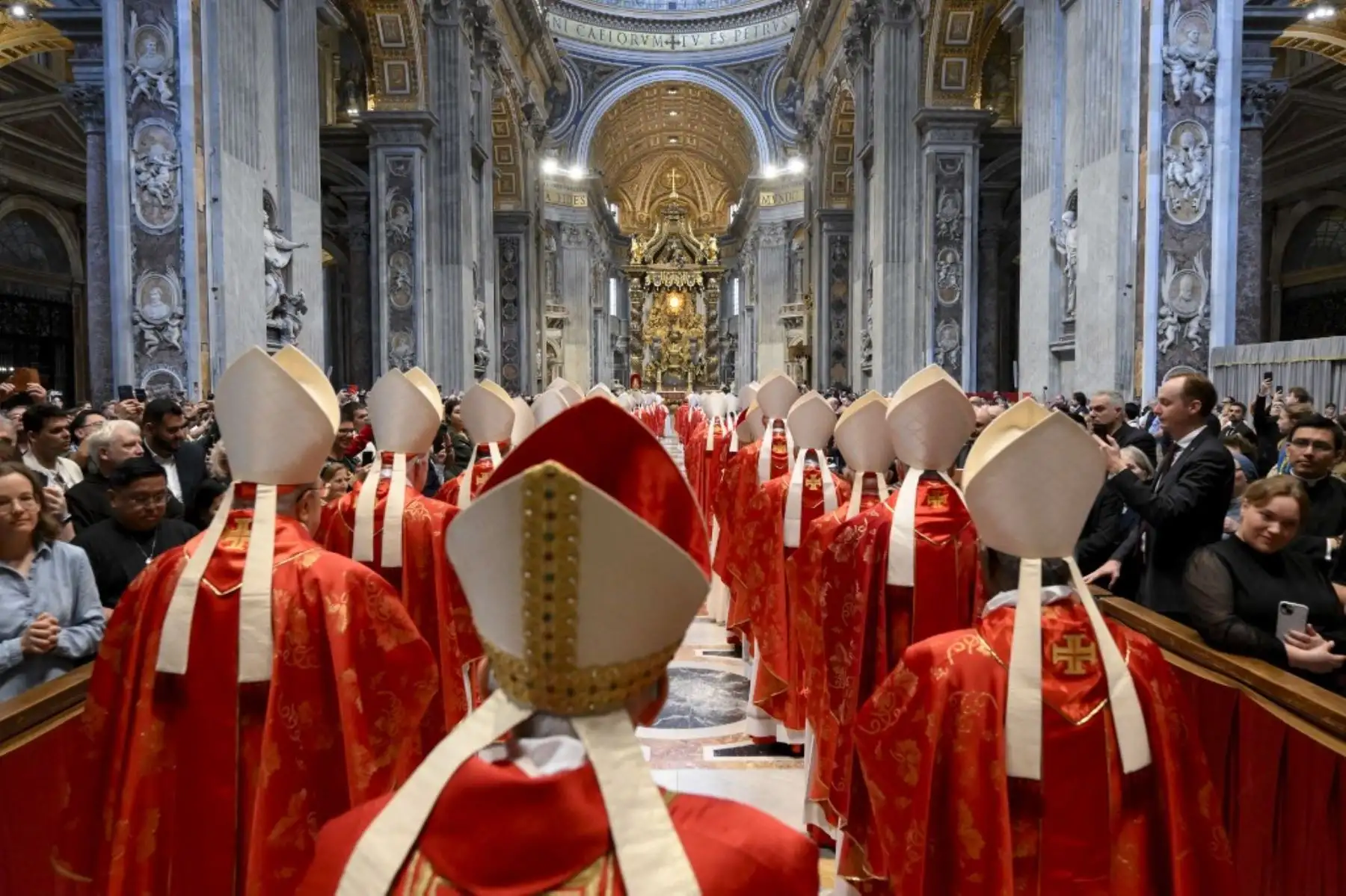 Cardenales durante una misa previa al inicio del cónclave para la elección del Pontífice, en la Basílica de San Pedro del Vaticano. Foto: AFP