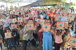 Books commemorating indigenous languages ​​are distributed in jungle communities.