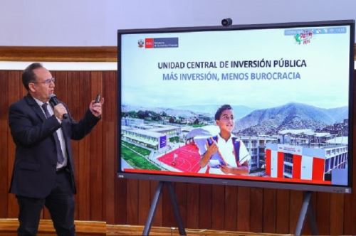 Minister of Economy and Finance, José Salardi, show the savings which will be get by reducing bureaucracy in 14 infraestructure programs. Photo: Courtesy.