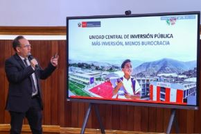 Minister of Economy and Finance, José Salardi, show the savings which will be get by reducing bureaucracy in 14 infraestructure programs. Photo: Courtesy.