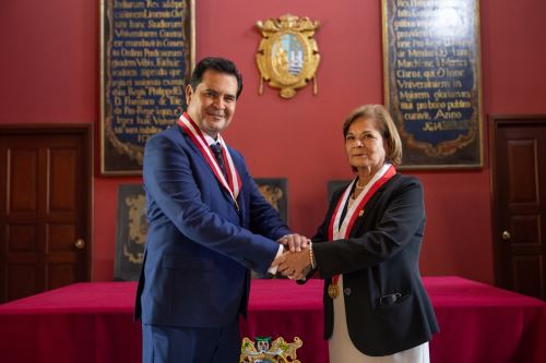 La rectora de la UNMSM, Jerí Ramón Ruffner, entregó la "Medalla de Honor Sanmarquina" al titular del IPD, Federico Tong.