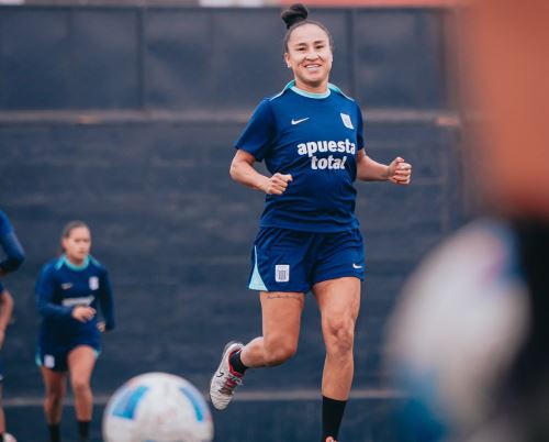 Sandy Dorador comparte su rol de madre con el fútbol desde los 18 años.