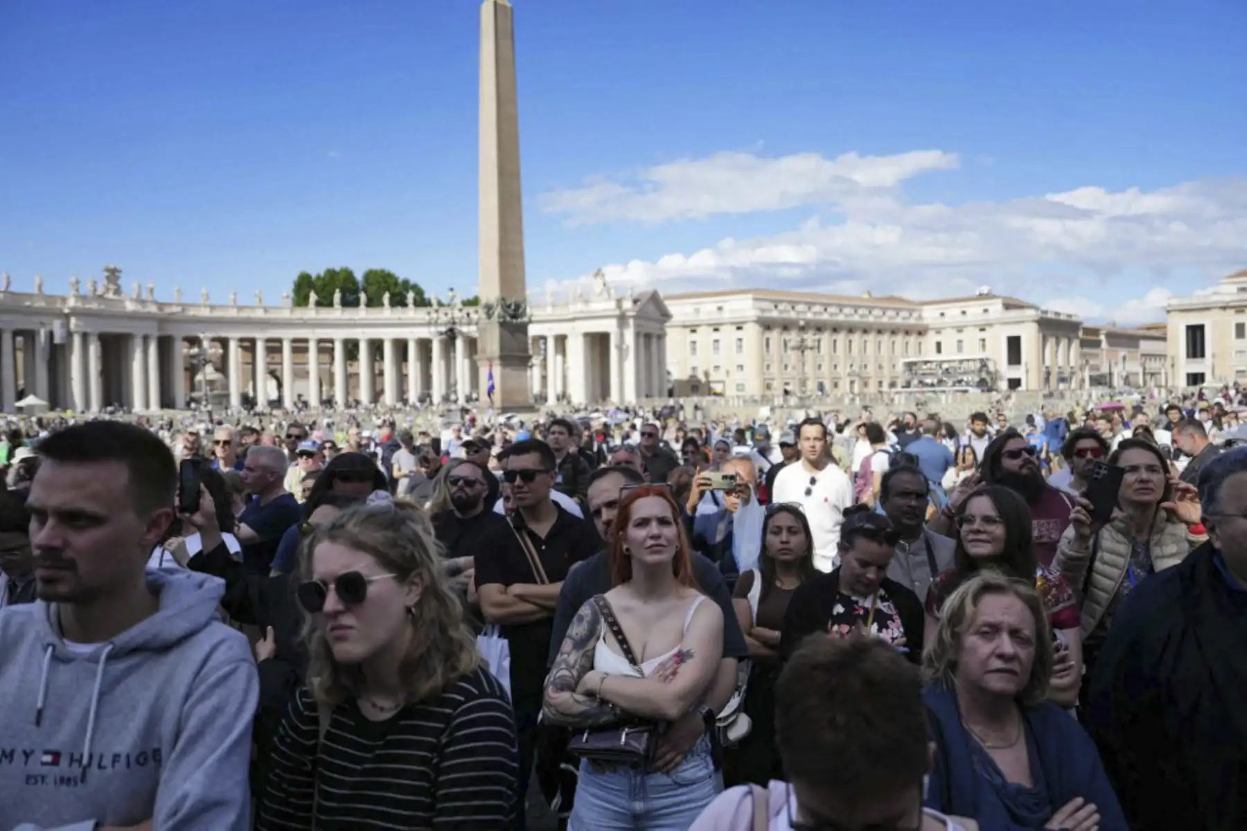 Los fieles se reúnen en la Plaza de San Pedro antes del cónclave para elegir al próximo papa, en el Vaticano.

Foto: AFP