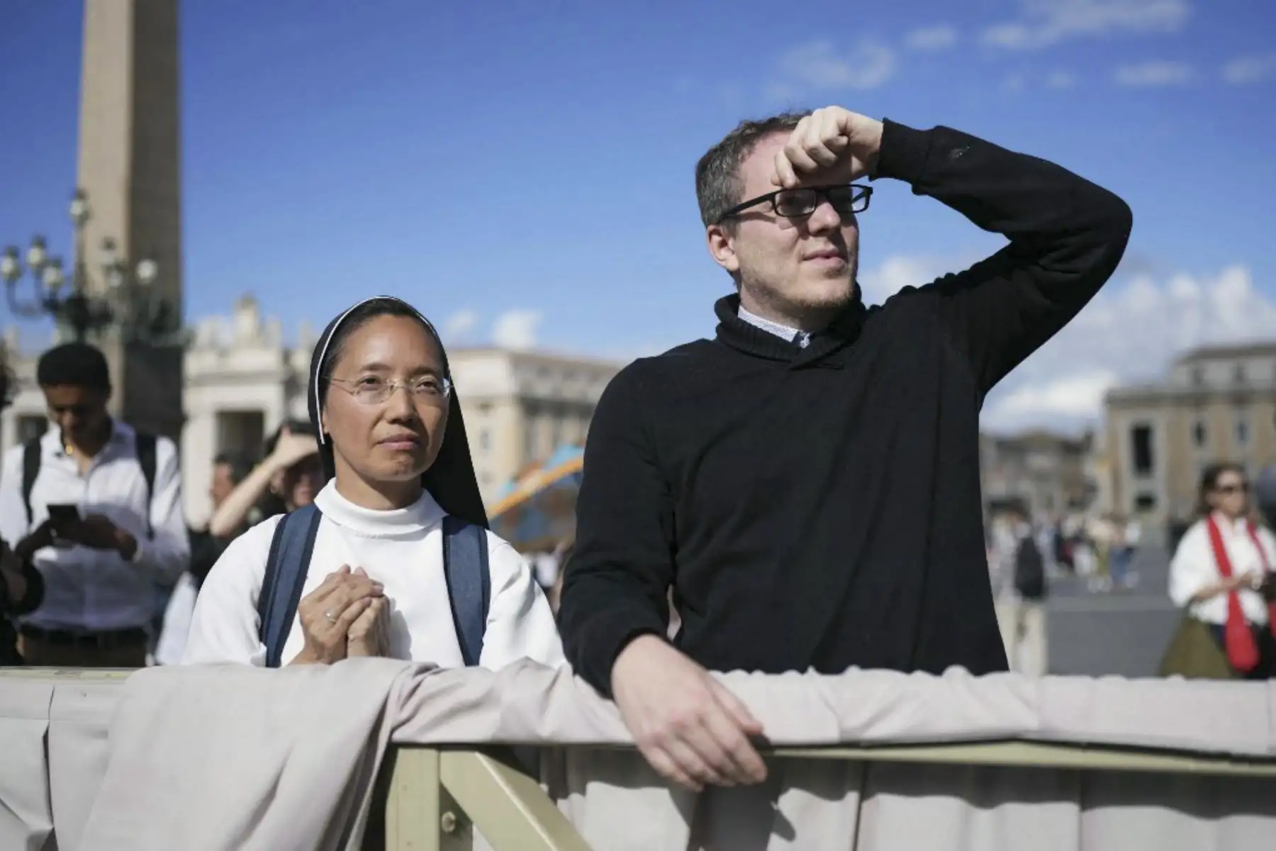Una monja reza en la Plaza de San Pedro antes del cónclave para elegir al próximo papa, en el Vaticano.

Foto: AFP