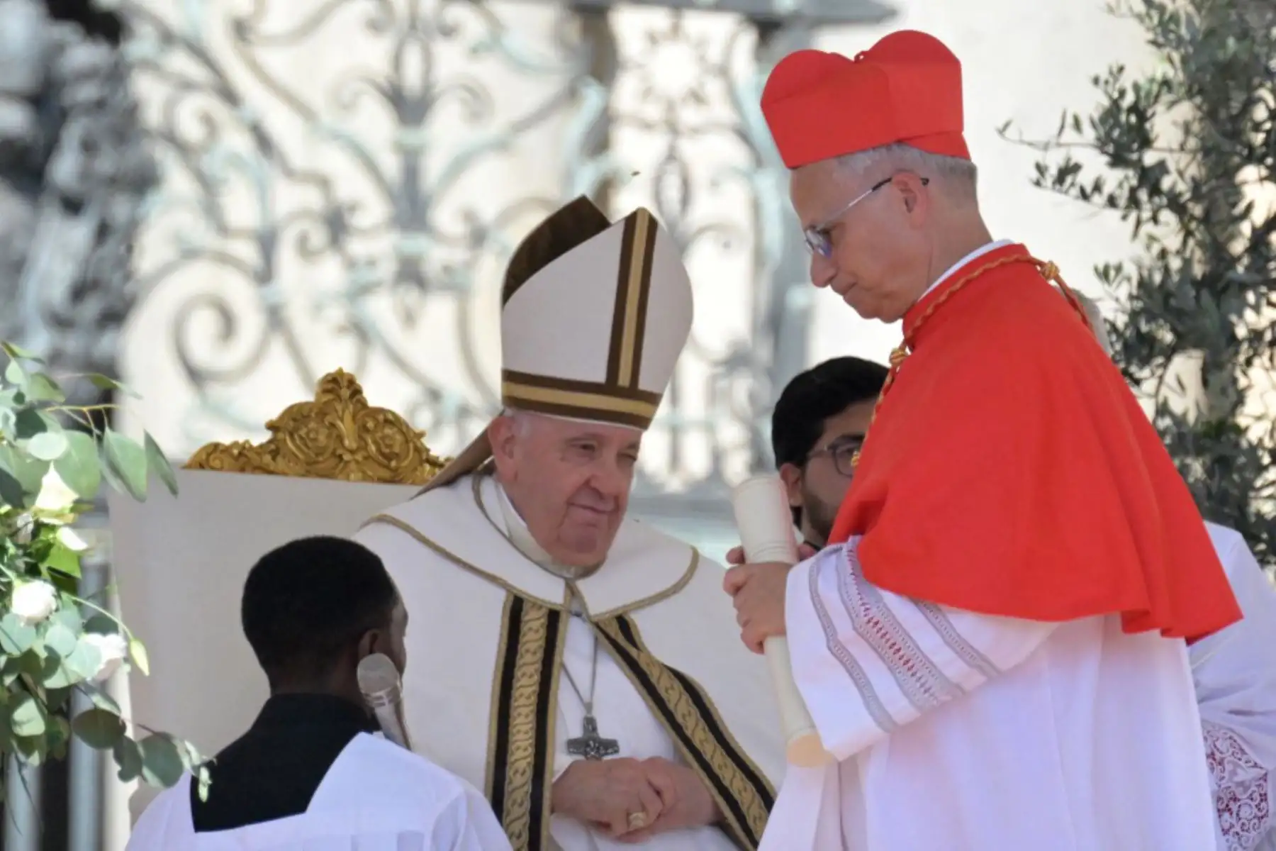 El papa Francisco eleva al rango de cardenal a Robert Francis Prevost, prefecto del Dicasterio para los Obispos de Estados Unidos, durante un consistorio para la creación de 21 nuevos cardenales en la Plaza de San Pedro del Vaticano. Foto: AFP
