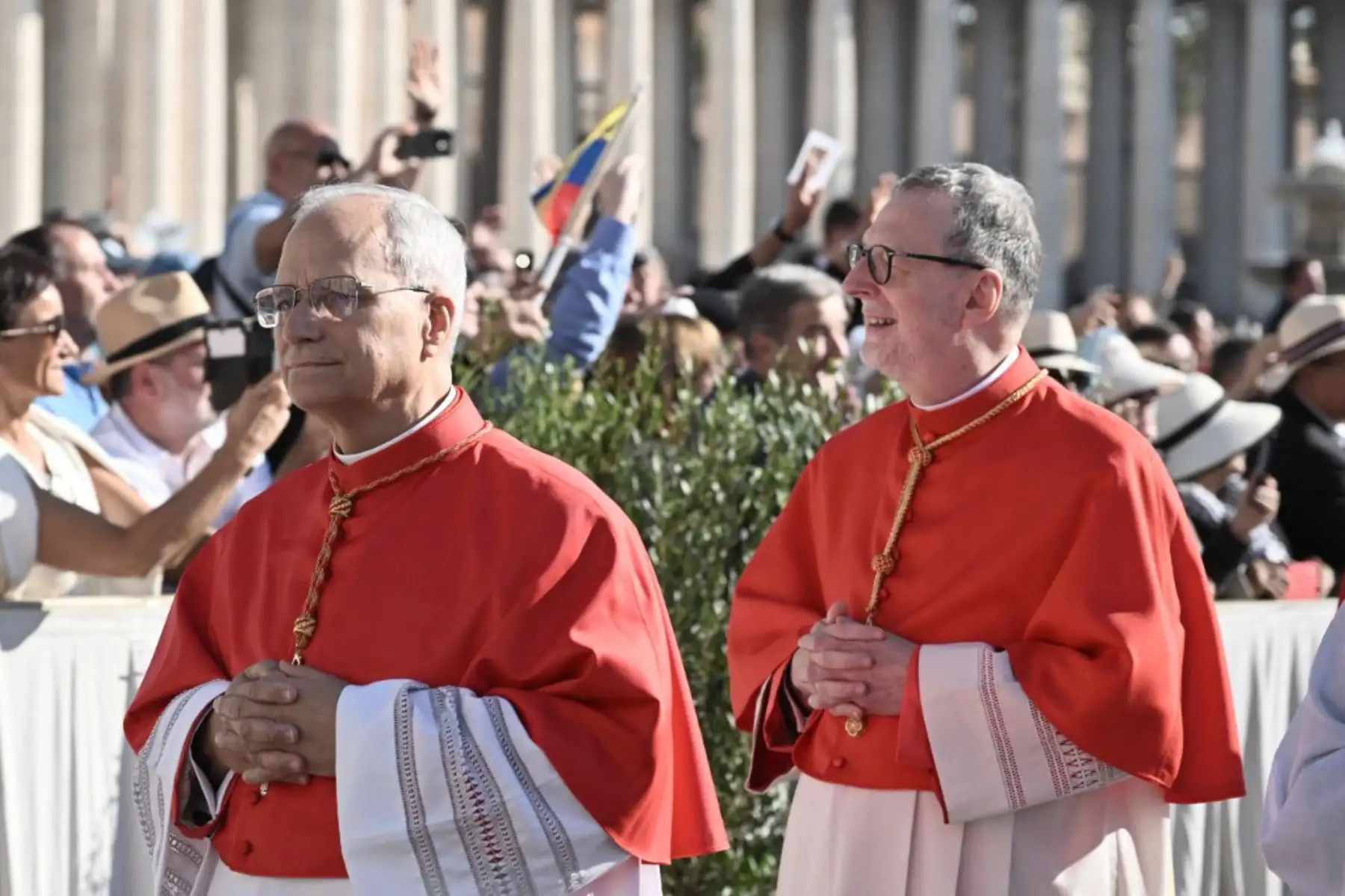 Los futuros cardenales, el prefecto italiano del Dicasterio para las Iglesias Orientales, Claudio Gugerotti, y el prefecto estadounidense del Dicasterio para los Obispos, Robert Francis Prevost, llegan a la Plaza de San Pedro del Vaticano el 30 de septiembre de 2023 para un consistorio que creará 21 nuevos cardenales. Foto: AFP