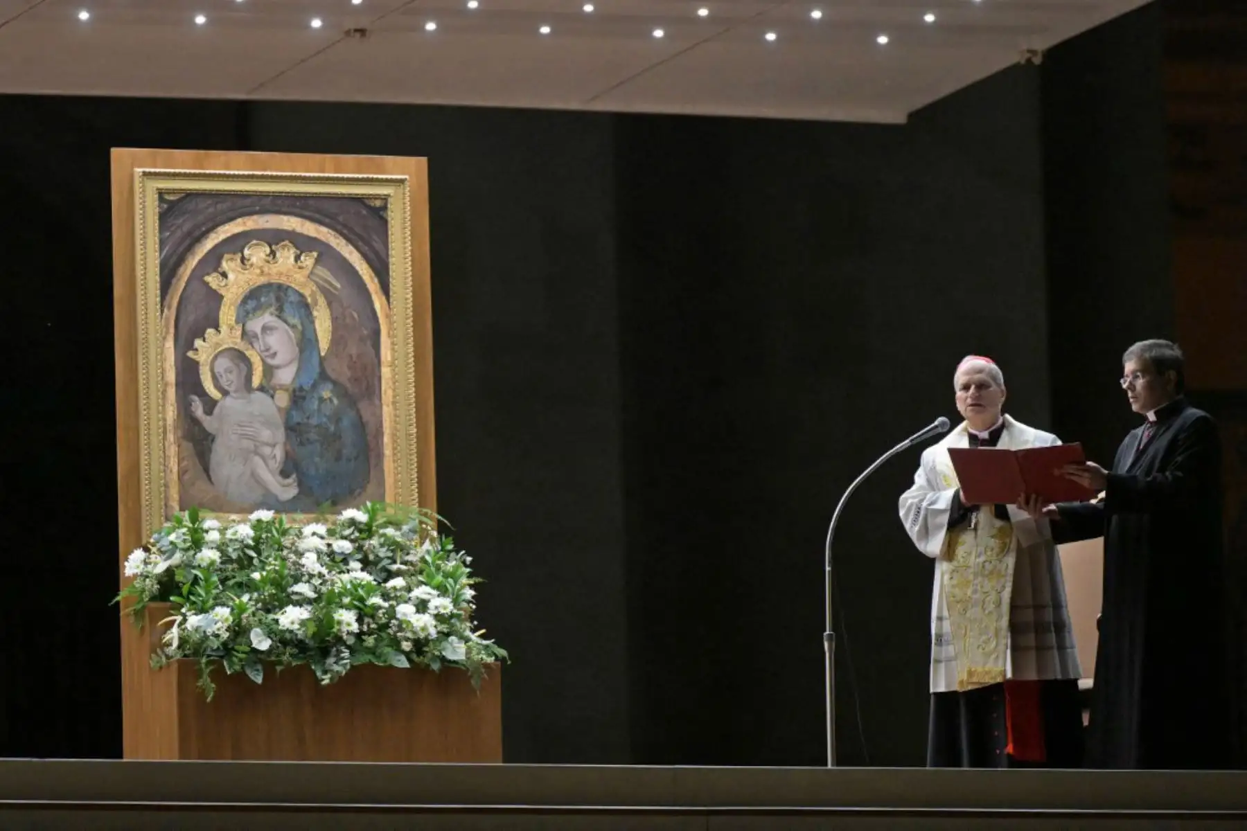 El cardenal Robert Francis Prevost dirige el rezo del rosario por la salud del papa Francisco en la plaza de San Pedro. Foto: AFP