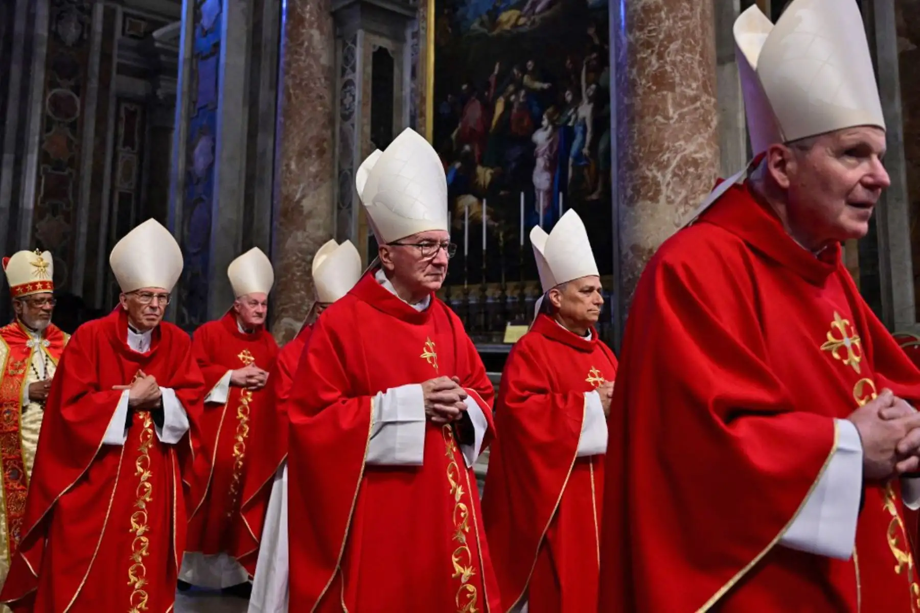 El cardenal secretario de Estado del Vaticano, Pietro Parolin, y el cardenal Robert Francis Prevost, asisten a la misa del Séptimo Novemdiale en la basílica de San Pedro, después del funeral del Papa y antes del cónclave, en el Vaticano, el 2 de mayo de 2025. Foto: AFP