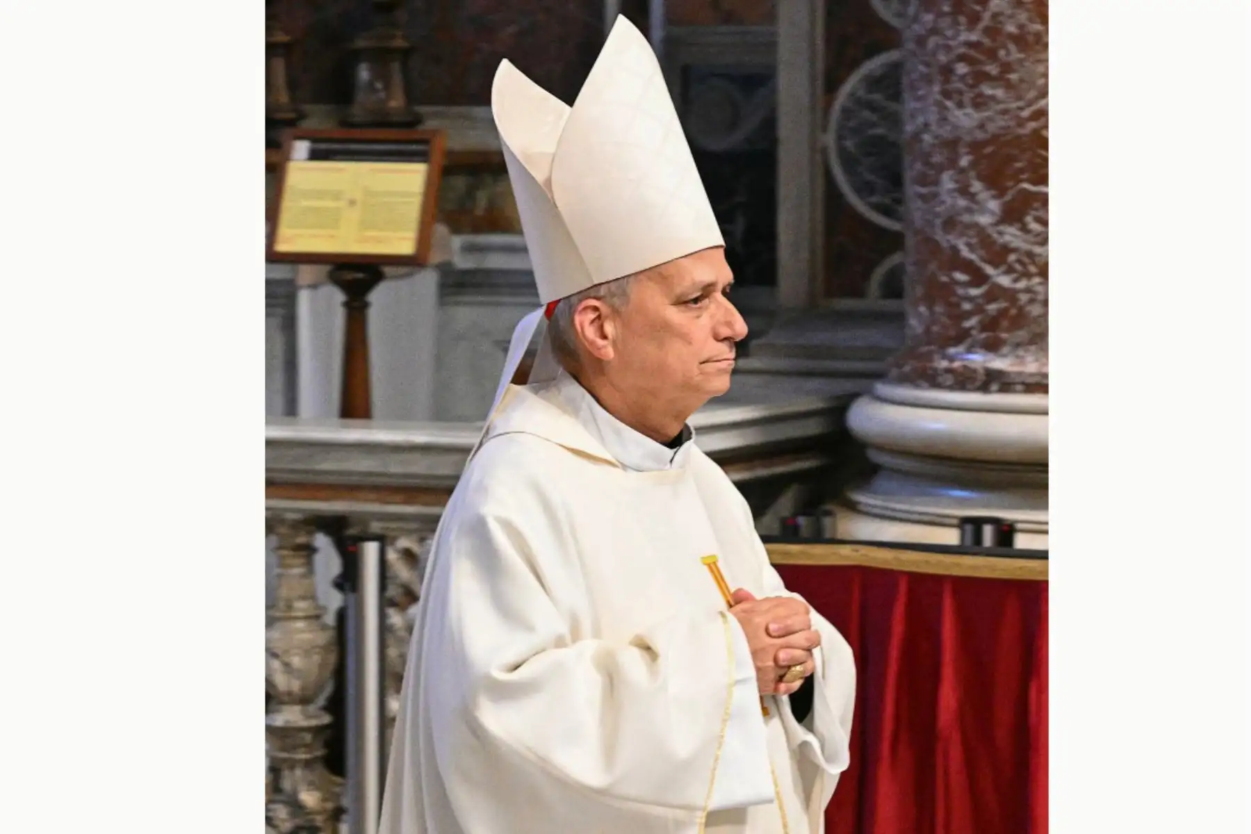 El cardenal estadounidense Robert Francis Prevost asiste a la misa del octavo aniversario, tras el funeral del papa y antes del cónclave, en la Basílica de San Pedro del Vaticano, el 3 de mayo de 2025. Foto: AFP