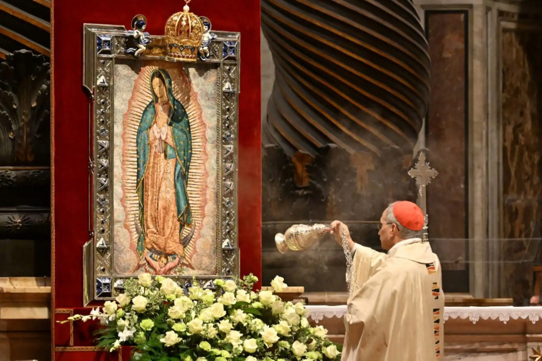 El cardenal Robert Francis Prevost balancea un incensario frente a un icono de la Virgen María de Guadalupe durante la misa de Nuestra Señora de Guadalupe en la basílica de San Pedro. Foto: AFP
