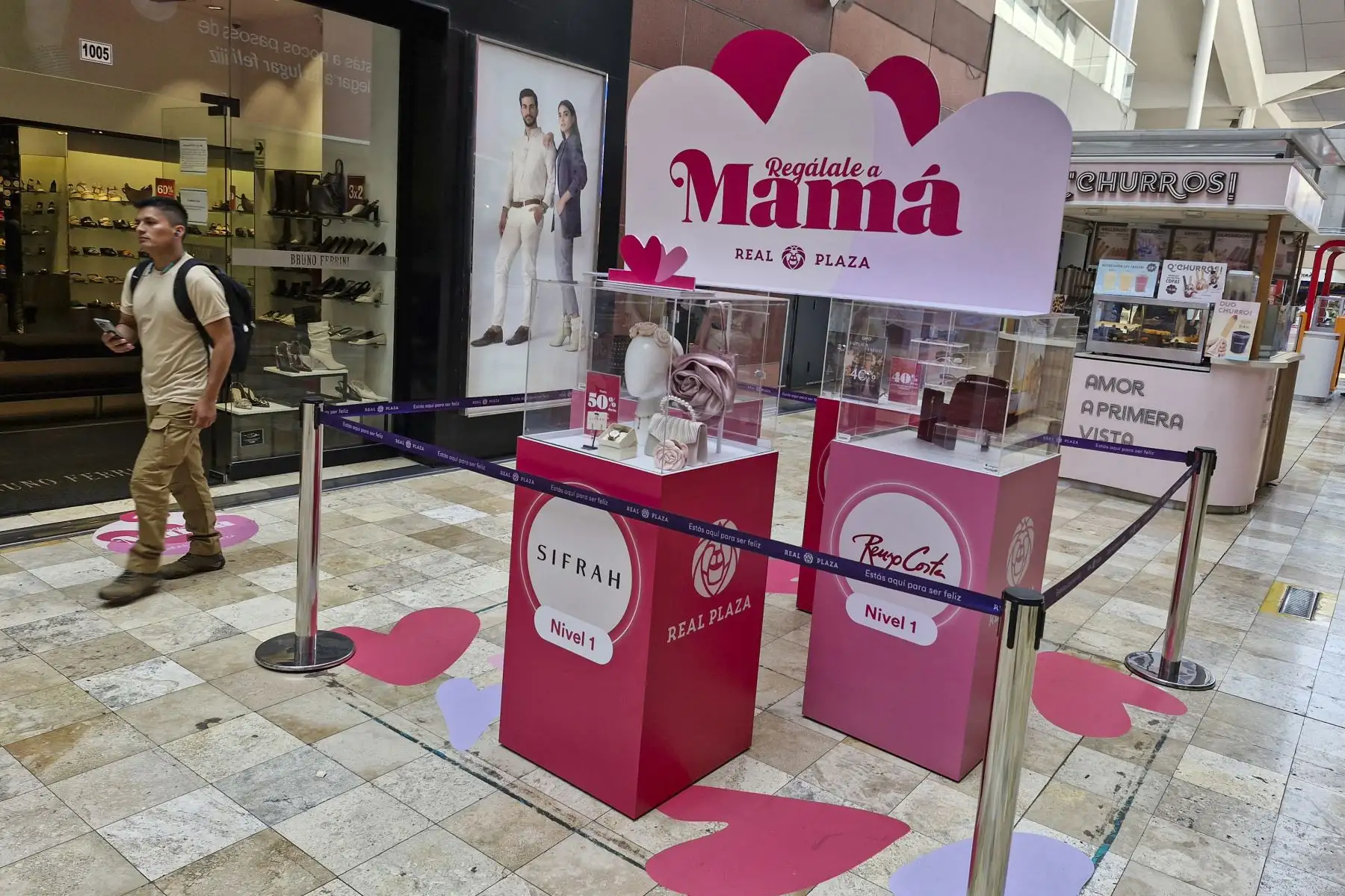 Continúa la campaña por el día de la madre en el Centro de Lima y en centro comerciales. Los productos más vendidos son flores, peluches y prendas de vestir. Foto: ANDINA/Jhonel Rodríguez Robles