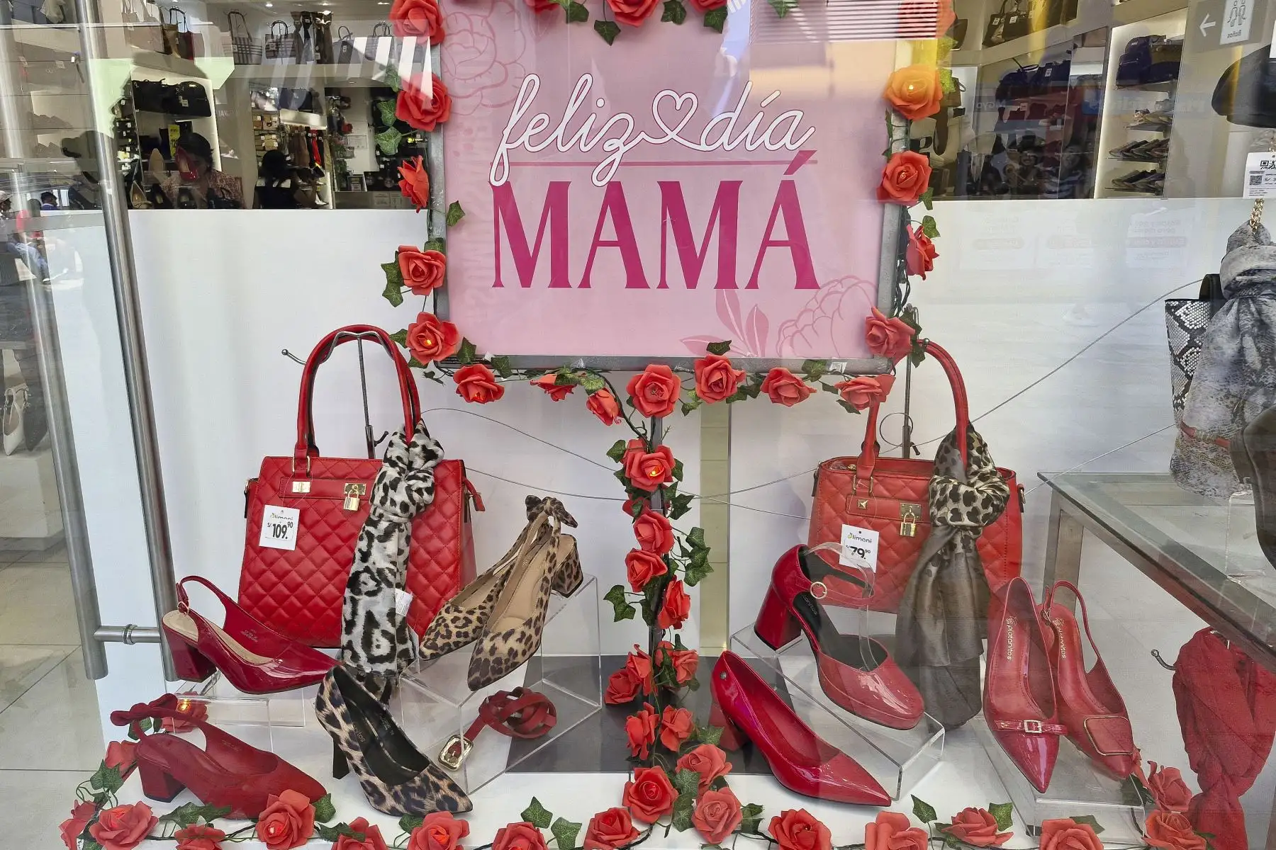 Continúa la campaña por el día de la madre en el Centro de Lima y en centro comerciales. Los productos más vendidos son flores, peluches y prendas de vestir. Foto: ANDINA/Jhonel Rodríguez Robles