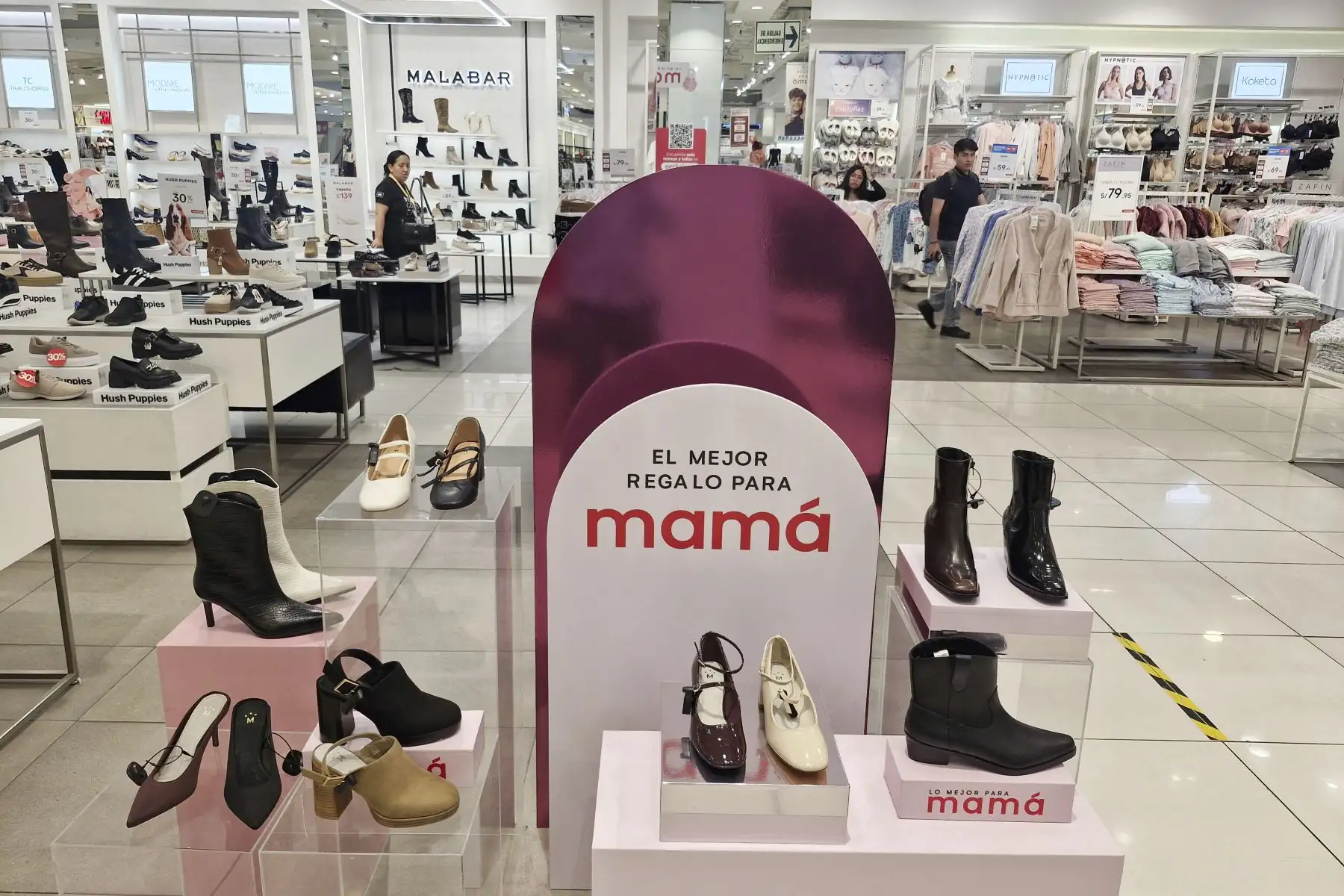 Continúa la campaña por el día de la madre en el Centro de Lima y en centro comerciales. Los productos más vendidos son flores, peluches y prendas de vestir. Foto: ANDINA/Jhonel Rodríguez Robles