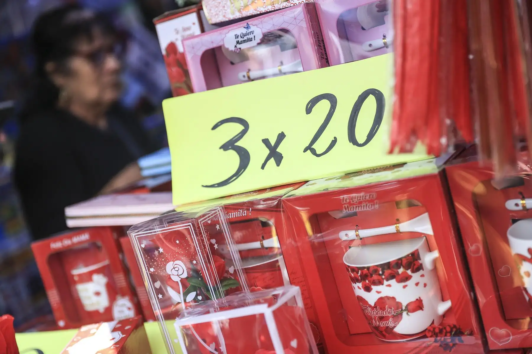 Continúa la campaña por el día de la madre en el Centro de Lima y en centro comerciales. Los productos más vendidos son flores, peluches y prendas de vestir. Foto: ANDINA/Jhonel Rodríguez Robles