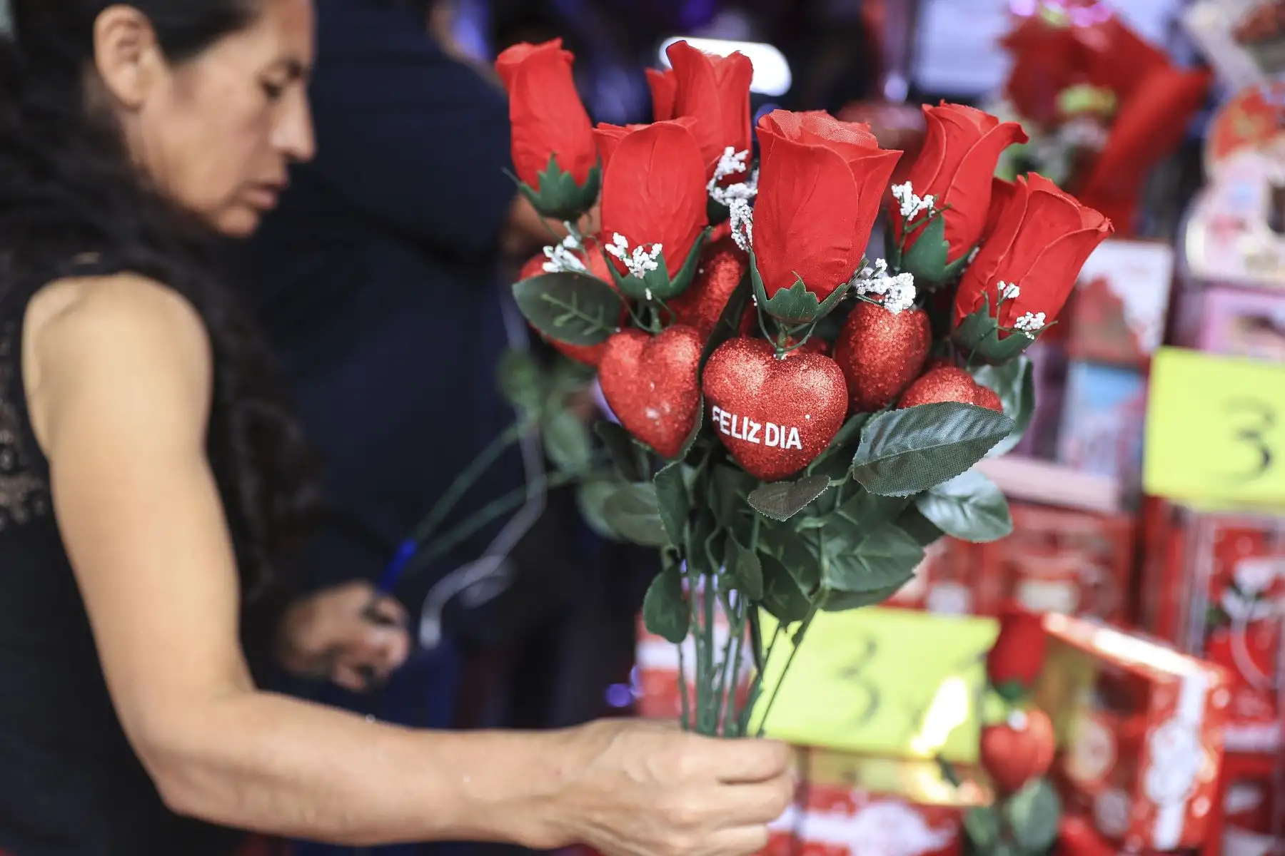 Continúa la campaña por el día de la madre en el Centro de Lima y en centro comerciales. Los productos más vendidos son flores, peluches y prendas de vestir. Foto: ANDINA/Jhonel Rodríguez Robles