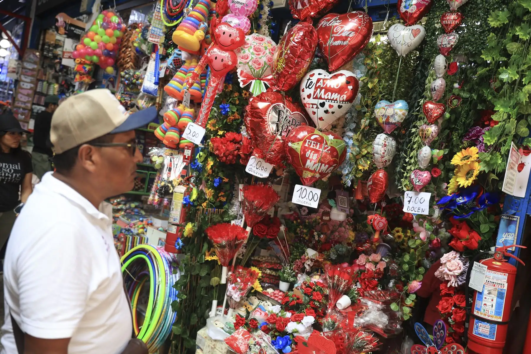Continúa la campaña por el día de la madre en el Centro de Lima y en centro comerciales. Los productos más vendidos son flores, peluches y prendas de vestir. Foto: ANDINA/Jhonel Rodríguez Robles