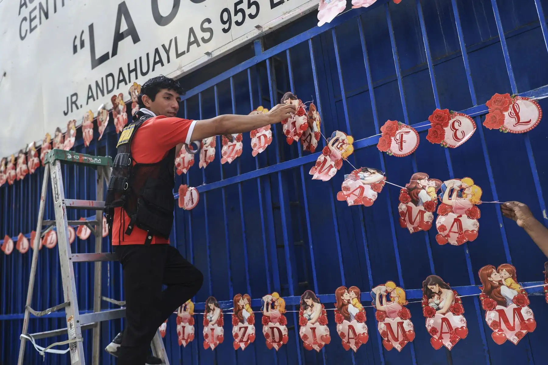 Continúa la campaña por el día de la madre en el Centro de Lima y en centro comerciales. Los productos más vendidos son flores, peluches y ropa. Foto: ANDINA/Jhonel Rodríguez Robles