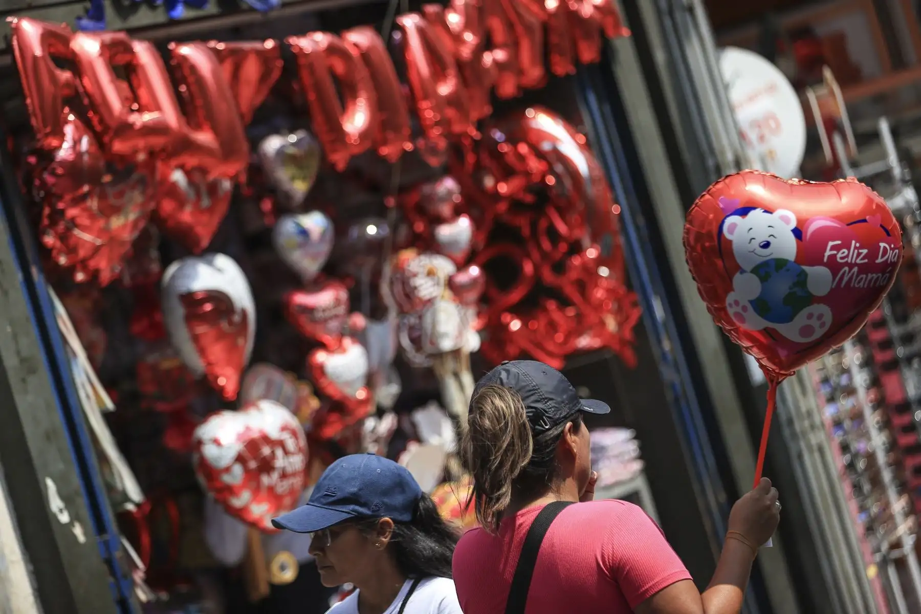 Continúa la campaña por el día de la madre en el Centro de Lima y en centro comerciales. Los productos más vendidos son flores, peluches y prendas de vestir. Foto: ANDINA/Jhonel Rodríguez Robles