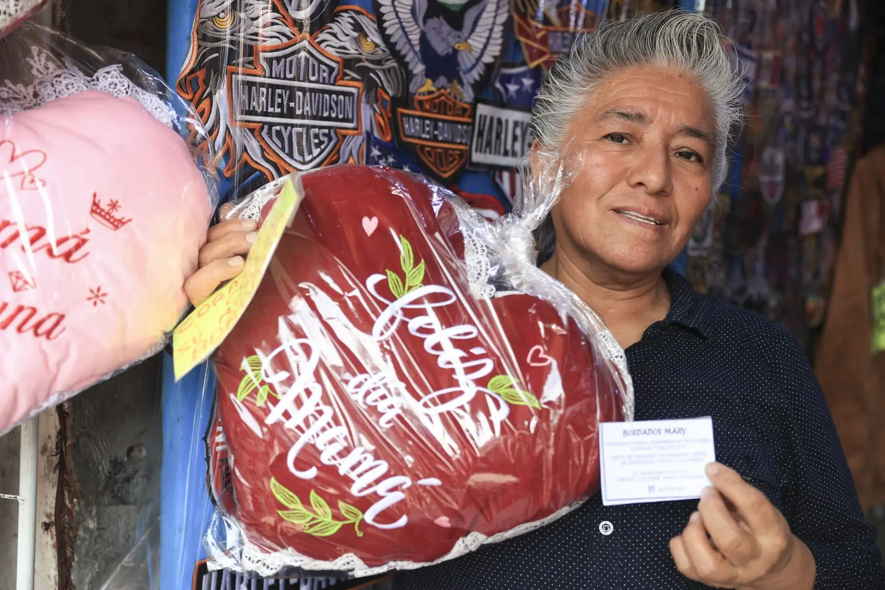 Continúa la campaña por el día de la madre en el Centro de Lima y en centro comerciales. Los productos más vendidos son flores, peluches y prendas de vestir. Foto: ANDINA/Jhonel Rodríguez Robles