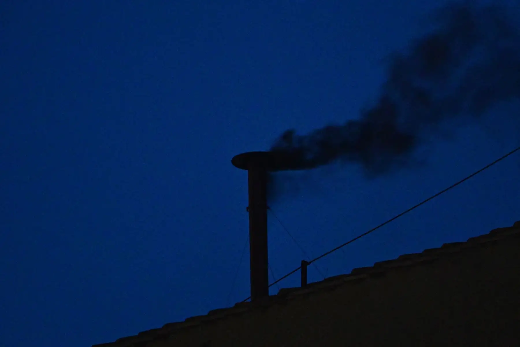 Esta fotografía muestra humo negro saliendo de la chimenea de la Capilla Sixtina, lo que indica que los cardenales no lograron elegir un nuevo papa en la primera votación de su cónclave en el Vaticano. Foto: ANDINA/AFP