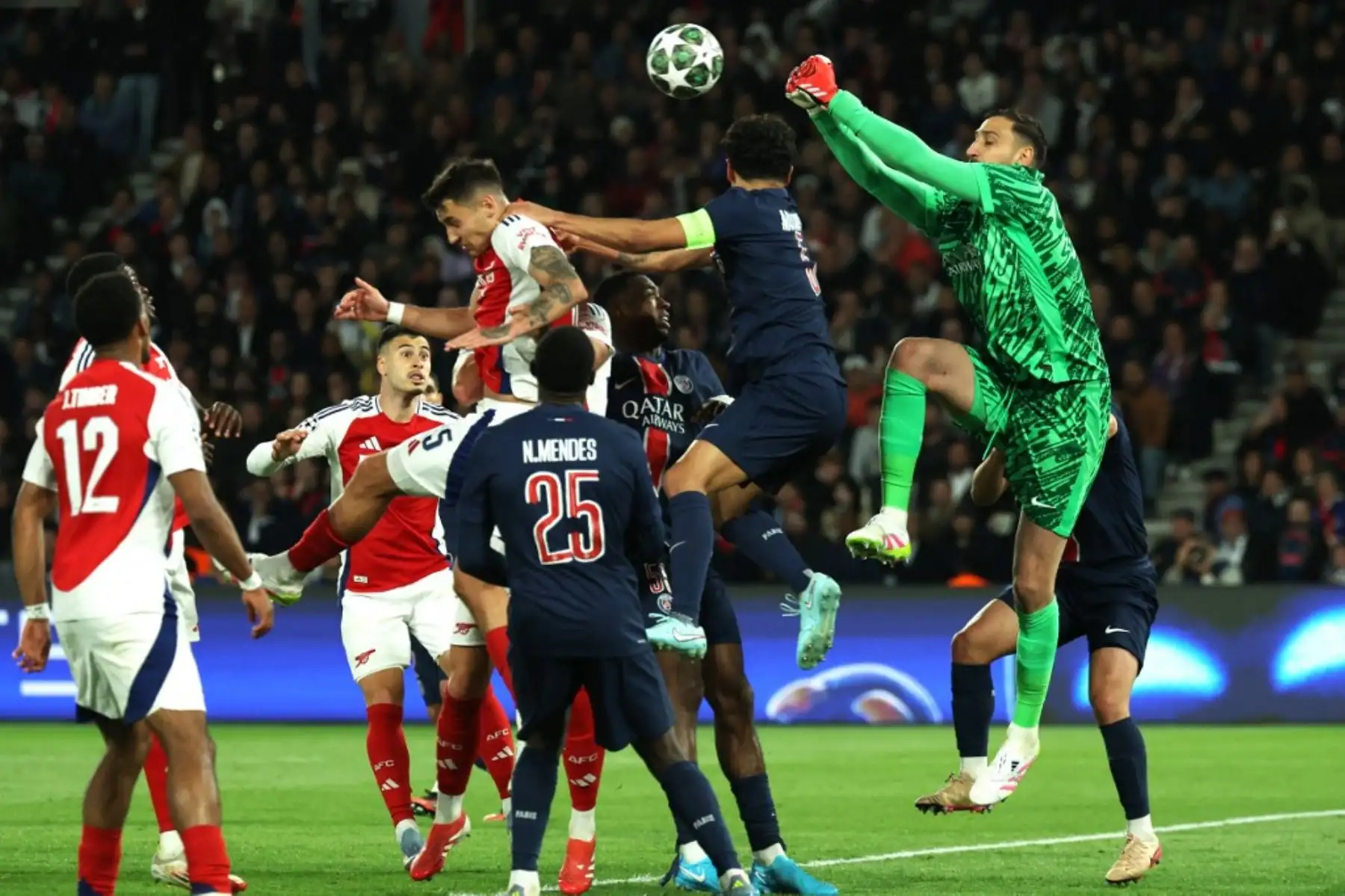 El portero italiano del Paris Saint-Germain, Gianluigi Donnarumma, salta para realizar una atajada durante el partido de vuelta de la semifinal de la UEFA Champions League entre el Paris Saint-Germain (PSG) y el Arsenal en el estadio Parc des Princes en París, el 7 de mayo de 2025. Foto: AFP