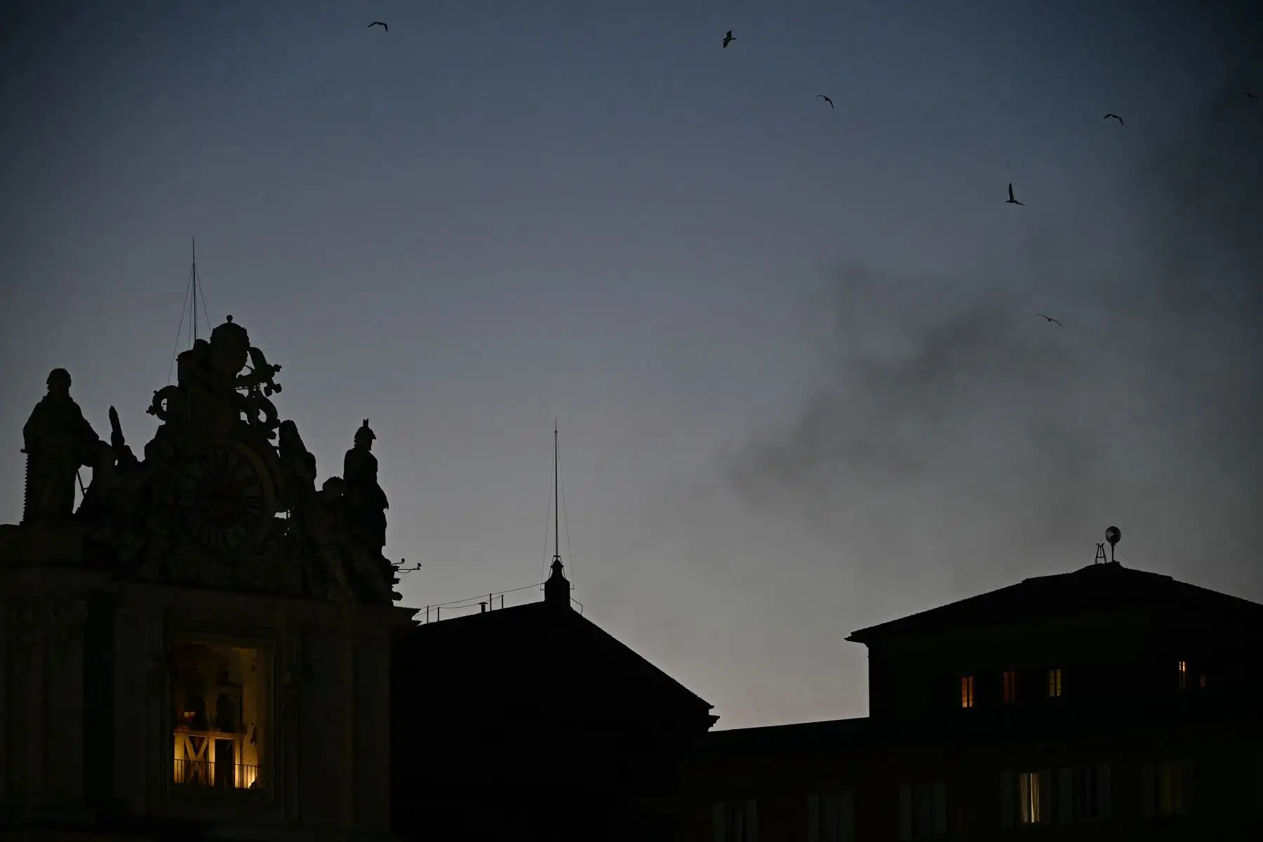 Esta fotografía muestra los restos de humo negro que se elevaron desde la chimenea de la Capilla Sixtina, lo que indica que los cardenales no lograron elegir un nuevo papa en la primera votación de su cónclave en el Vaticano. Foto: ANDINA/AFP