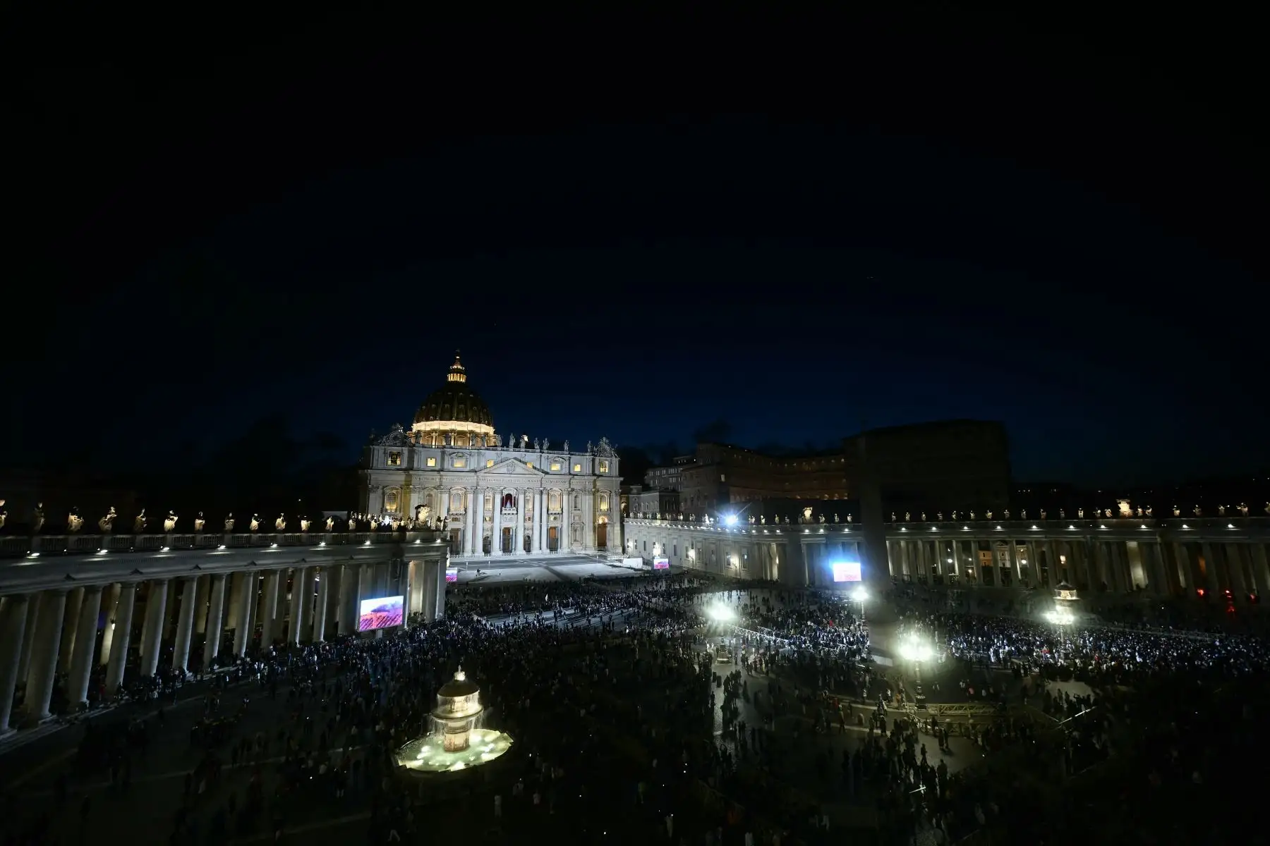 Esta fotografía muestra una vista general de la Plaza de San Pedro durante el cónclave en el Vaticano. Foto: ANDINA/AFP