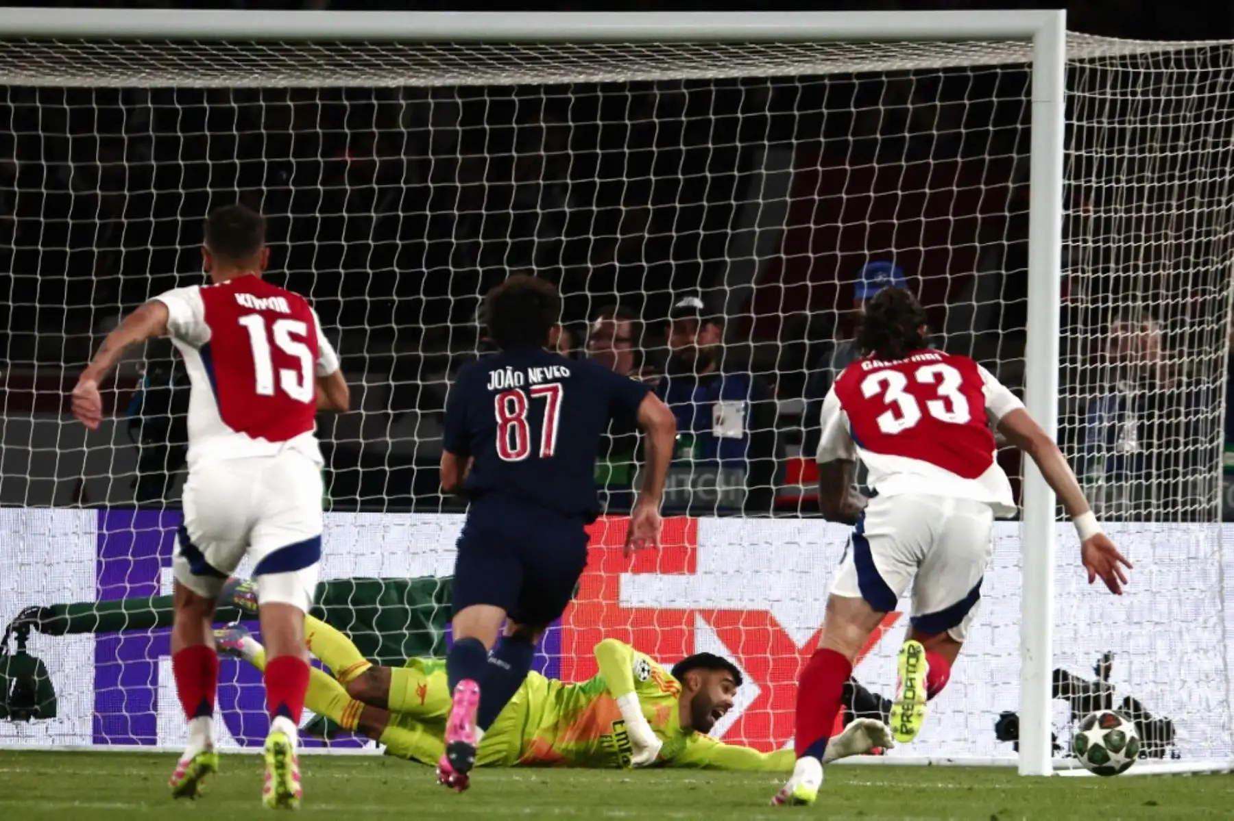 El portero español del Arsenal, David Raya, ataja un penalti lanzado por el centrocampista portugués del Paris Saint-Germain, Vitinha, durante el partido de vuelta de la semifinal de la UEFA Champions League entre el Paris Saint-Germain (PSG) y el Arsenal en el estadio Parc des Princes en París, el 7 de mayo de 2025. Foto: AFP