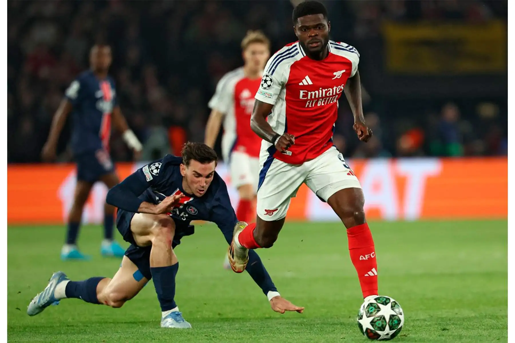 El delantero inglés del Arsenal, Bukayo Saka, supera al mediocampista español del Paris Saint-Germain, Fabian Ruiz, durante el partido de vuelta de la semifinal de la UEFA Champions League entre Paris Saint-Germain (PSG) y Arsenal en el estadio Parc des Princes en París, el 7 de mayo de 2025. Foto: AFP
