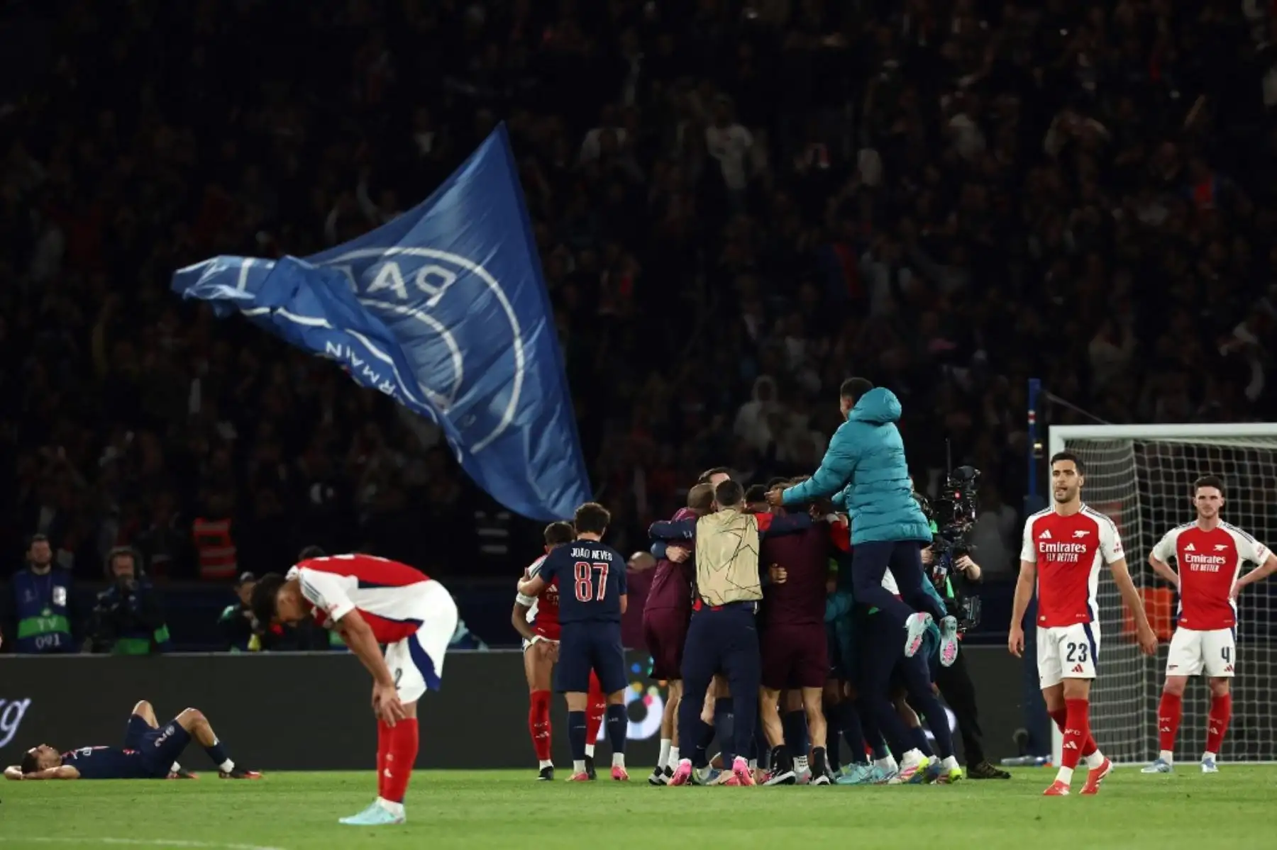 Los jugadores del PSG celebran su victoria al final del partido de vuelta de la semifinal de la UEFA Champions League entre el Paris Saint-Germain y el Arsenal en el estadio Parc des Princes de París, el 7 de mayo de 2025. Foto: AFP