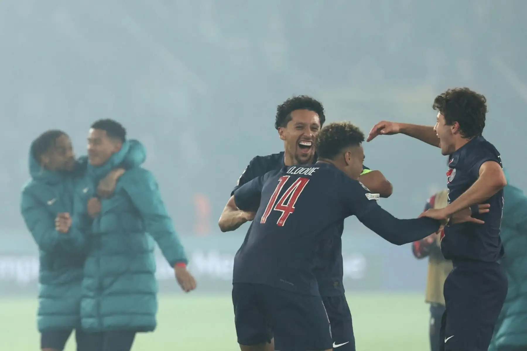 Los jugadores del PSG celebran su victoria al final del partido de vuelta de la semifinal de la UEFA Champions League entre el Paris Saint-Germain y el Arsenal en el estadio Parc des Princes de París, el 7 de mayo de 2025. Foto: AFP