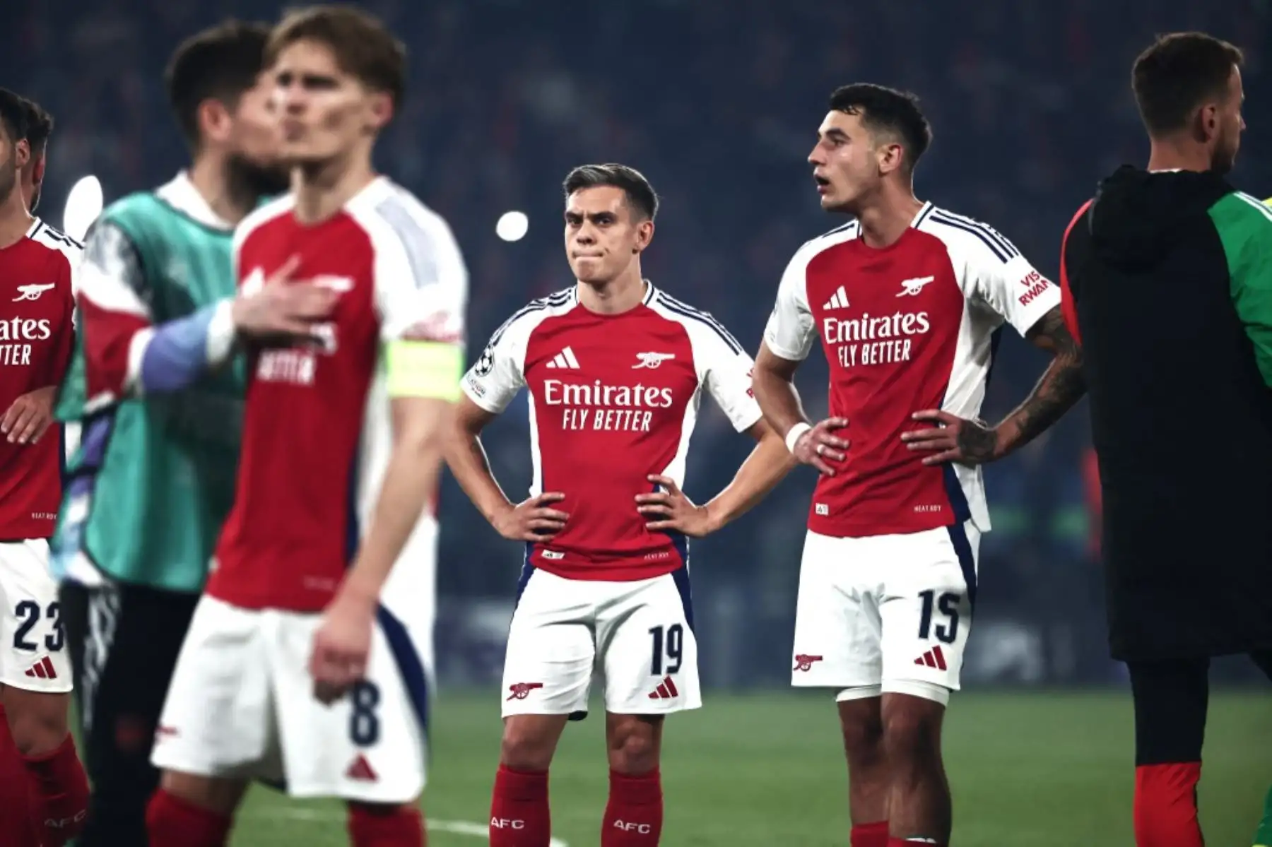 Jugadores del Arsenal se lamentan después de que el Paris Saint-Germain (PSG) ganara 2-1 el partido de vuelta de la semifinal de la UEFA Champions League en el estadio Parc des Princes en París, el 7 de mayo de 2025. Foto: AFP