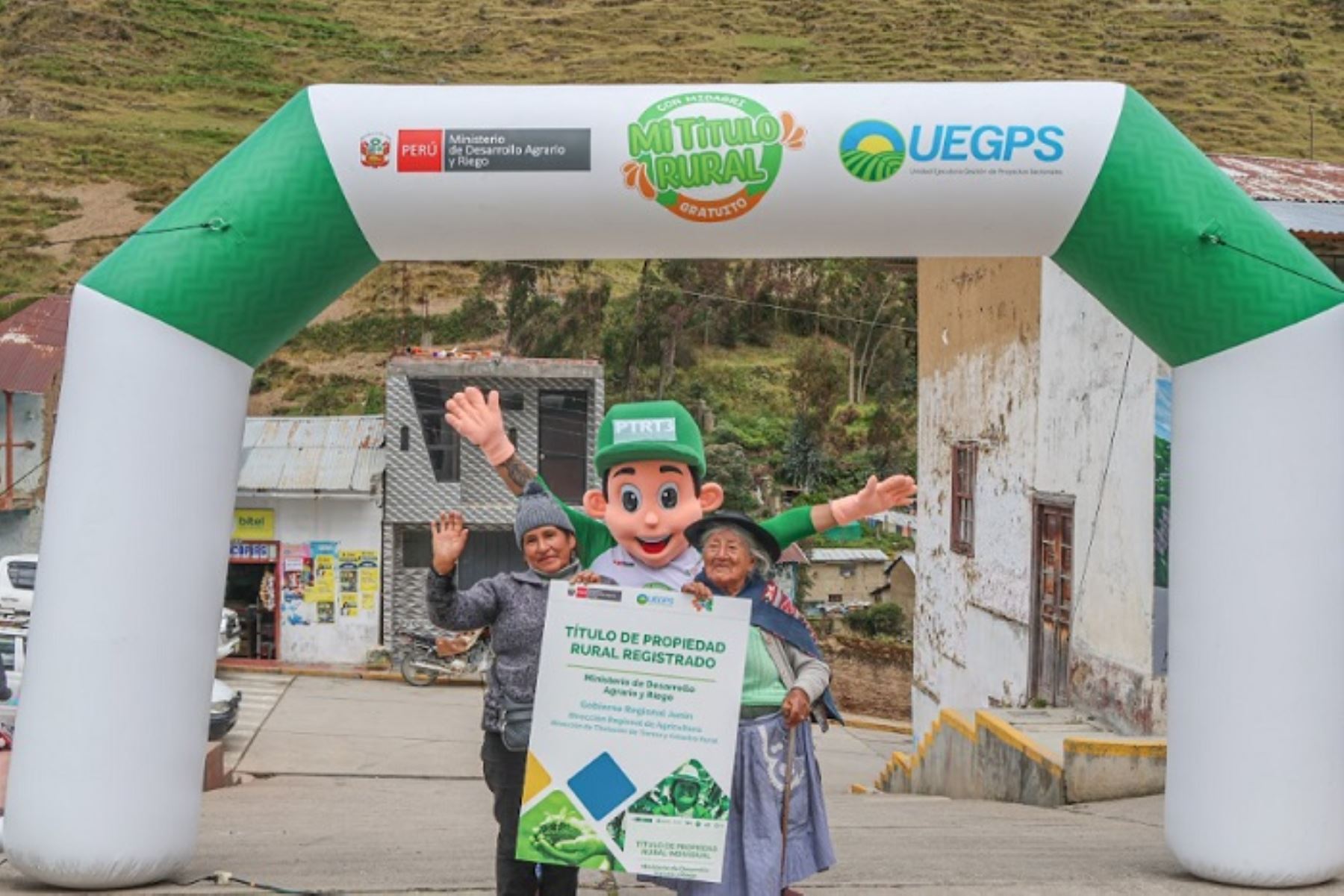 En los últimos 3 años, se logró la inscripción de 2 508 títulos de propiedad en beneficio de pequeños productores de la región Junín que ahora tienen seguridad jurídica sobre sus tierras, acceso a oportunidades de desarrollo, entre otros beneficios.