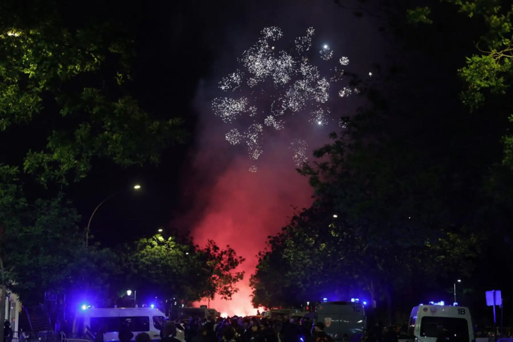 Hinchas del PSG encienden fuegos artificiales frente al Estadio Parc des Princes en París el 7 de mayo de 2025, mientras celebran la victoria de su equipo en el partido de vuelta de la semifinal de la UEFA Champions League entre el Paris Saint-Germain y el Arsenal. Foto: AFP