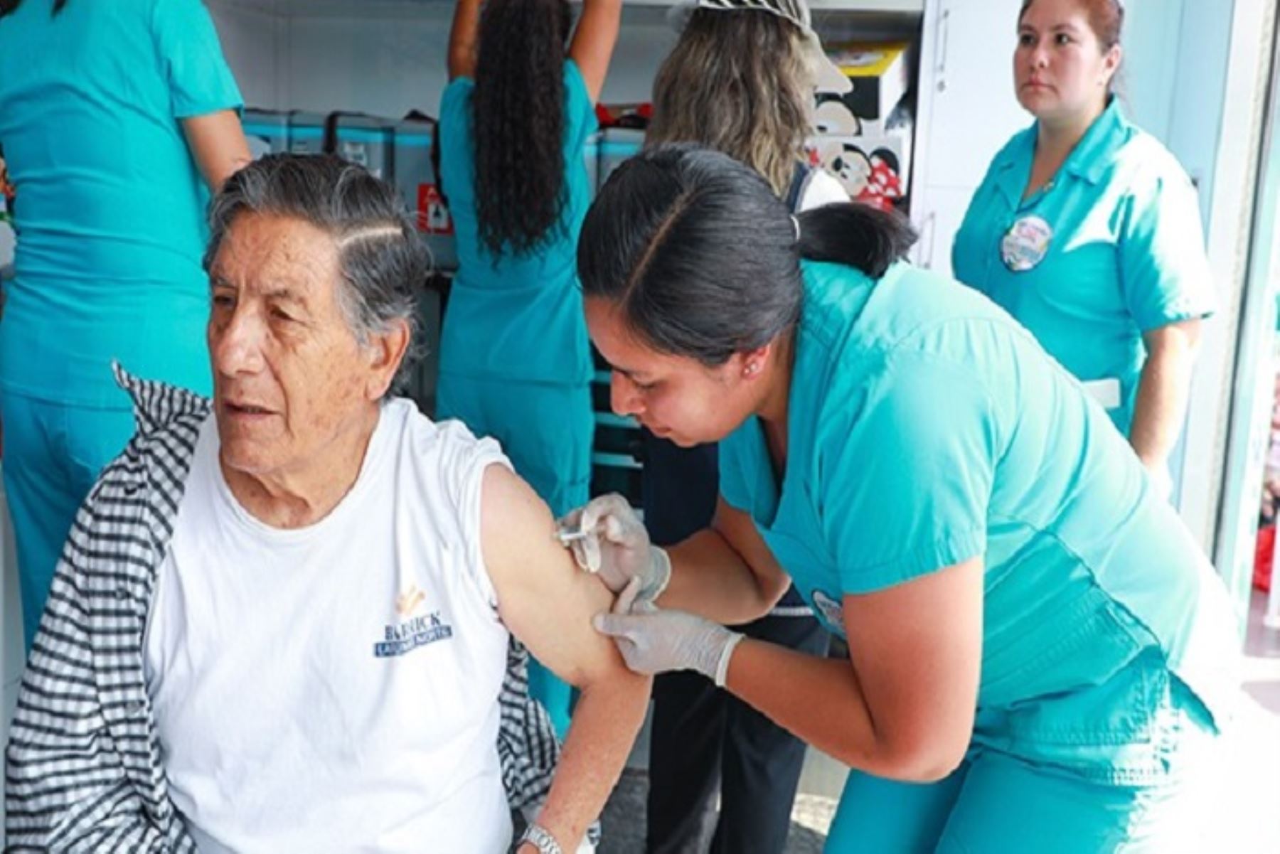 Compromiso y trabajo coordinado del personal de salud permitió superar la meta nacional, alcanzando 1 026 536 dosis aplicadas. Fotos: Minsa