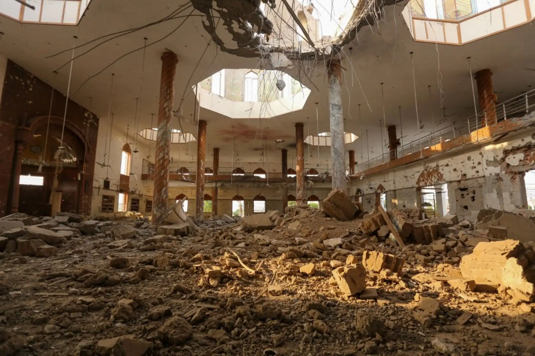 Una vista general de una estructura dañada de un seminario islámico después de los ataques indios en Ahmedpur Sharqia, a unos 7 kilómetros de Bahawalpur en la provincia de Punjab en Pakistán, el 7 de mayo de 2025. Foto: AFP