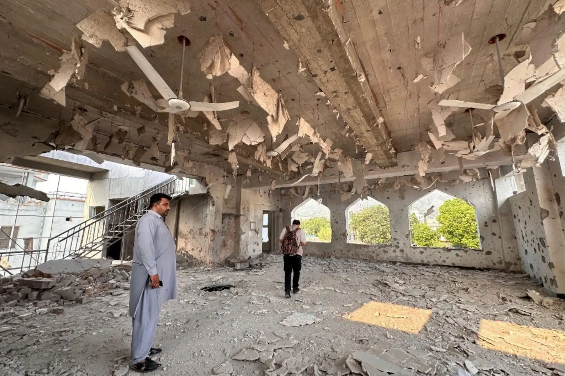 Vista general de una estructura dañada en el distrito de Kotli, en la Cachemira administrada por Pakistán, el 7 de mayo de 2025, tras los ataques de La India. Foto: AFP