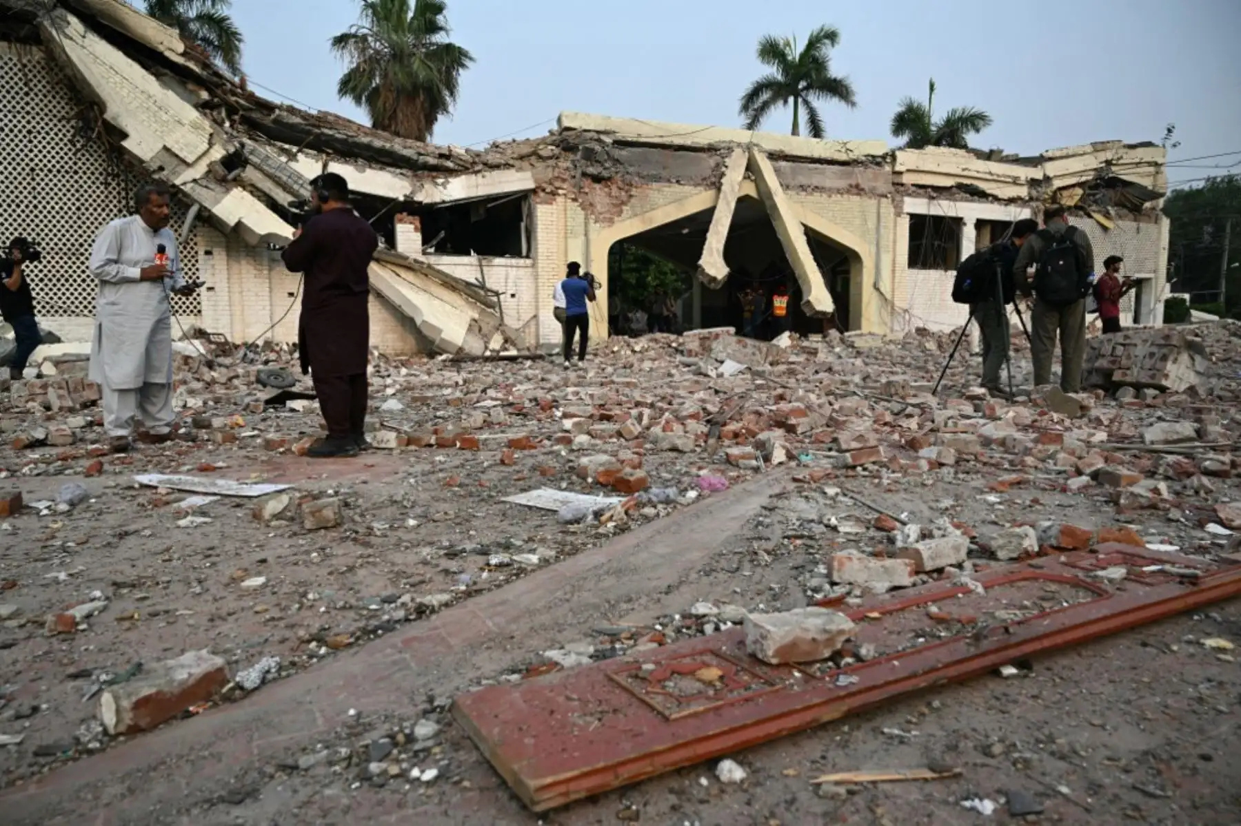 Vista general de un edificio dañado en el complejo gubernamental de salud y educación en Muridke, a unos 30 kilómetros de Lahore, en Pakistán, el 7 de mayo de 2025, tras los ataques de La India. Foto: AFP