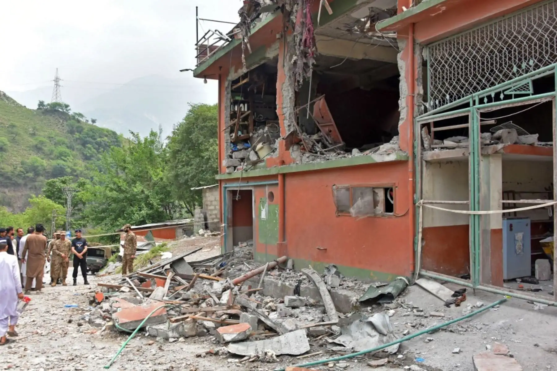 Soldados inspeccionan los escombros de una mezquita después de los ataques de La India en Muzaffarabad, la capital de Cachemira administrada por Pakistán, el 7 de mayo de 2025. Foto: AFP