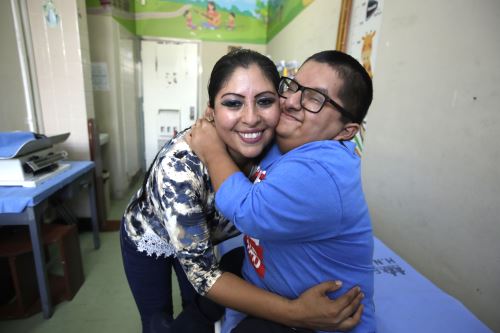 Mercedes y Valentín comparten un lazo inquebrantable. Juntos enfrentan desde hace 16 años los desafíos de una enfermedad poco común, demostrando que el amor y la esperanza pueden más que cualquier diagnóstico. Fotos: ANDINA/Eddy Ramos