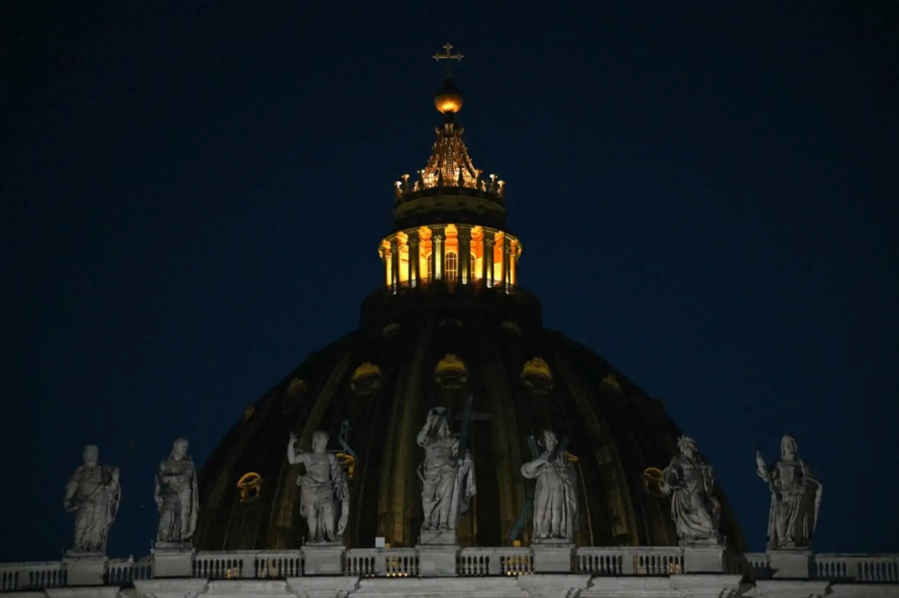Una vista general muestra la cúpula de la basílica de San Pedro por la noche durante el cónclave para elegir un nuevo Papa, en el Vaticano el 7 de mayo de 2025. Foto: AFP