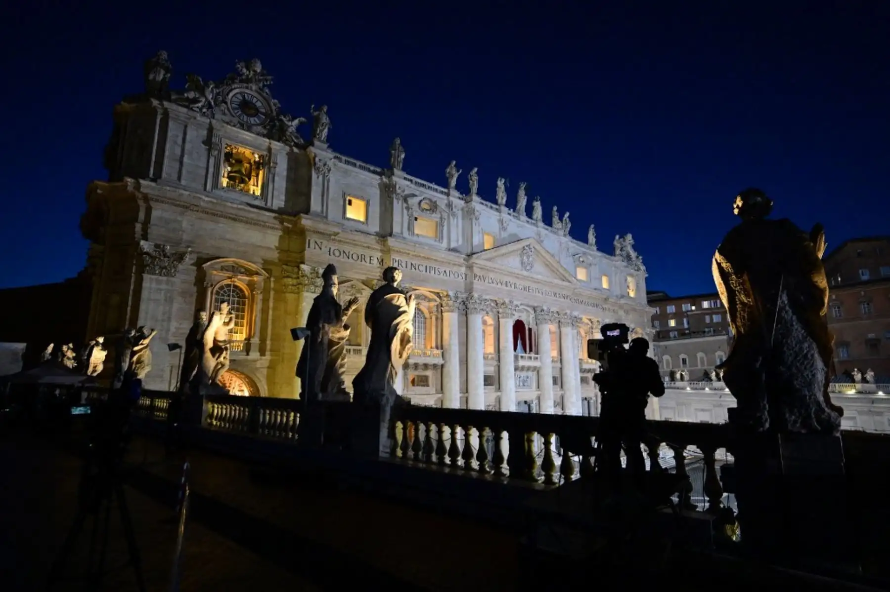 Vista general de la basílica de San Pedro por la noche durante el cónclave para elegir un nuevo Papa, en el Vaticano el 7 de mayo de 2025. Foto: AFP