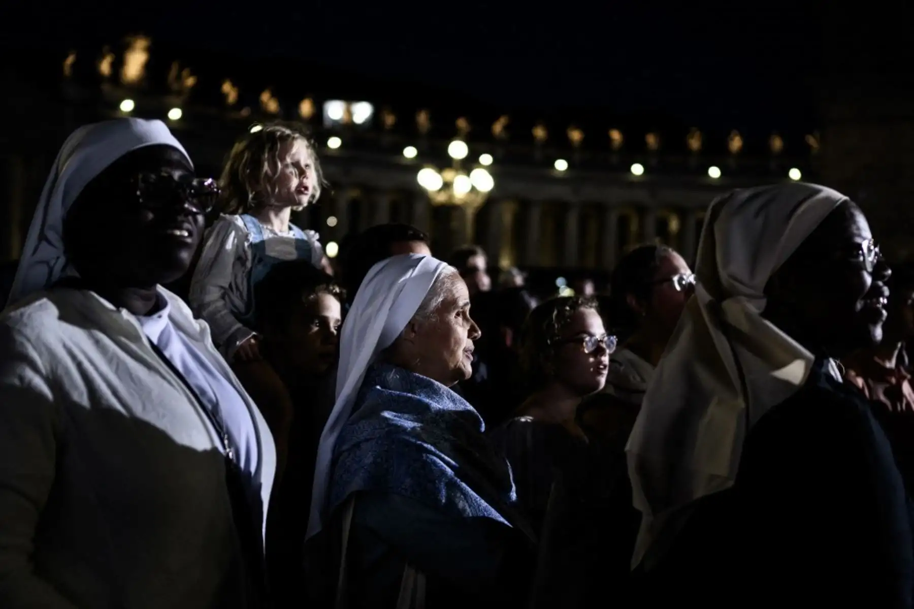 Monjas esperan desde la Plaza de San Pedro en el Vaticano a que el humo salga de la chimenea de la Capilla Sixtina, mientras comienza el cónclave para elegir un nuevo Papa, el 7 de mayo de 2025. Foto: AFP