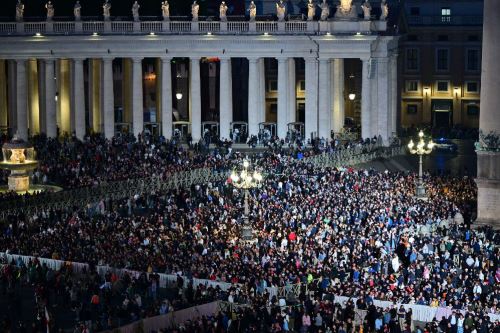 Cientos de fieles en el Vaticano esperan a la elección del nuevo Papa