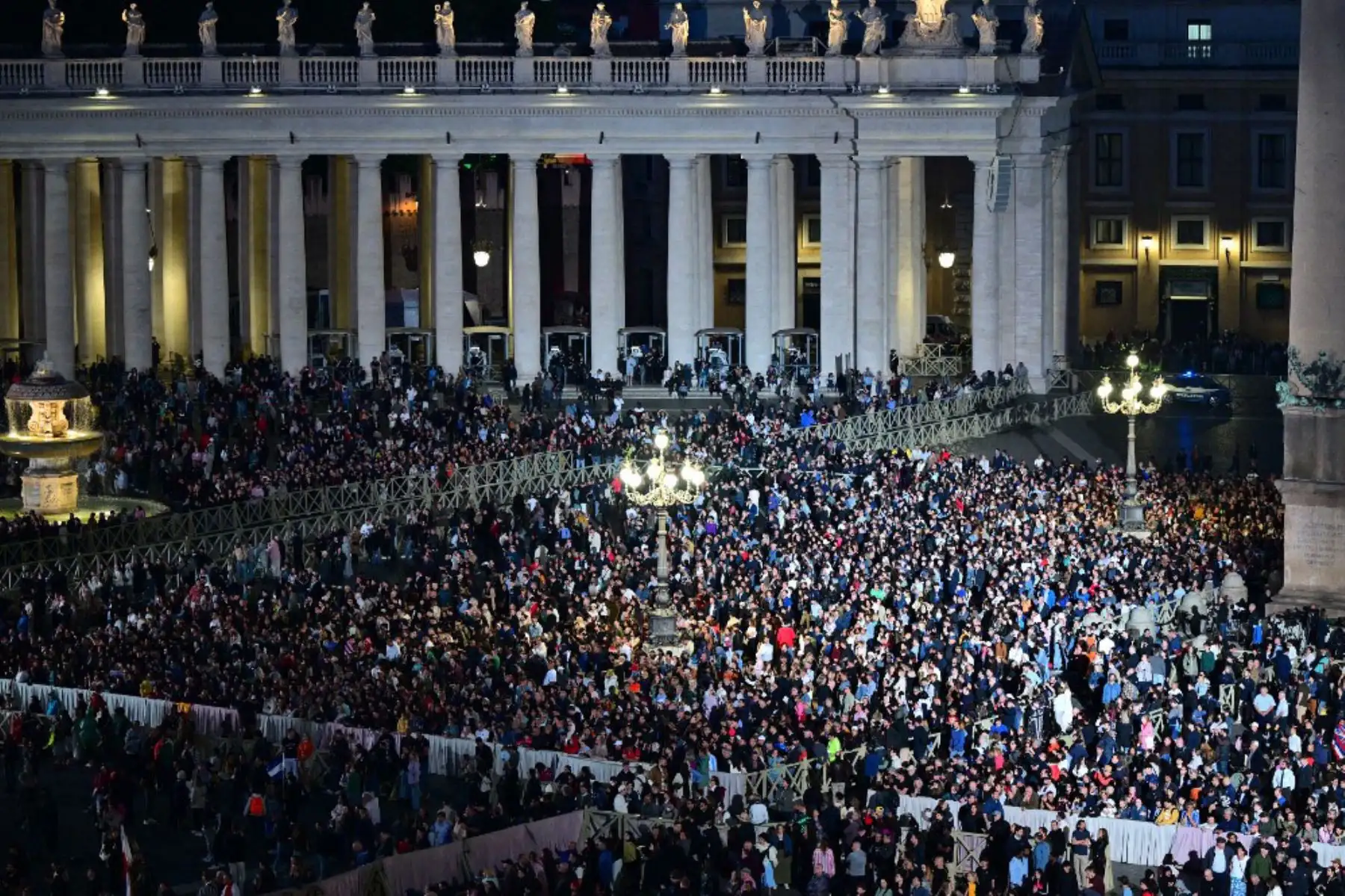 Una multitud de gente espera en la Plaza de San Pedro el humo que señala el resultado de la votación de los cardenales durante el cónclave en el Vaticano, el 7 de mayo de 2025. Foto: AFP