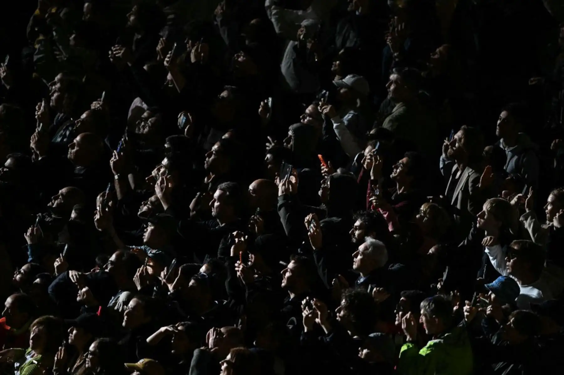 Una multitud de gente espera en la Plaza de San Pedro el humo que señala el resultado de la votación de los cardenales durante el cónclave en el Vaticano, el 7 de mayo de 2025. Foto: AFP