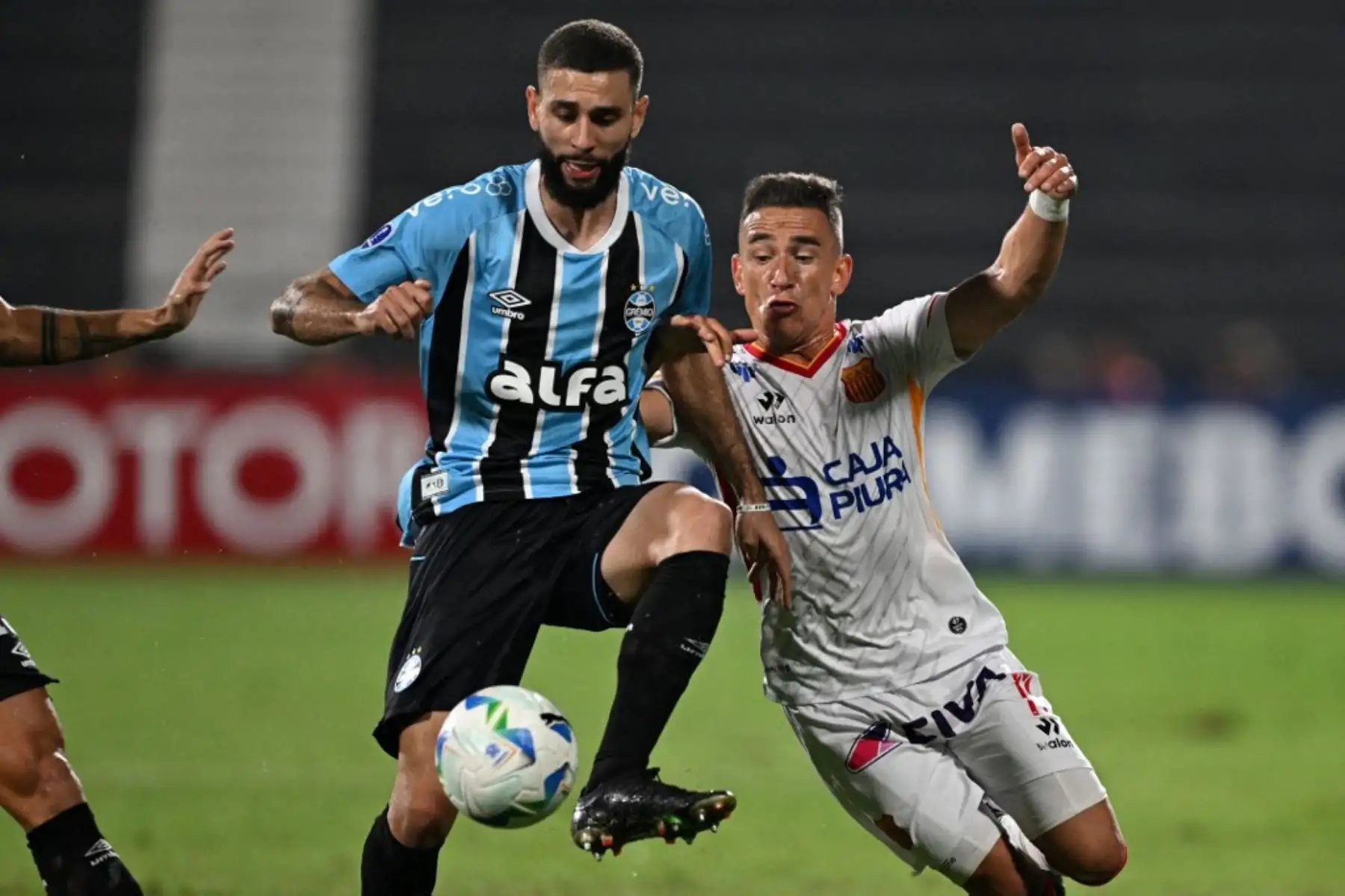 El defensa  de Gremio, Wagner Leonardo, y el delantero argentino de Atlético Grau, Neri Bandiera, luchan por el balón durante el partido de fútbol de la fase de grupos de la Copa Sudamericana entre el Atlético Grau de Perú y el Gremio de Brasil en el estadio Alejandro Villanueva en Lima el 7 de mayo de 2025. Foto: AFP